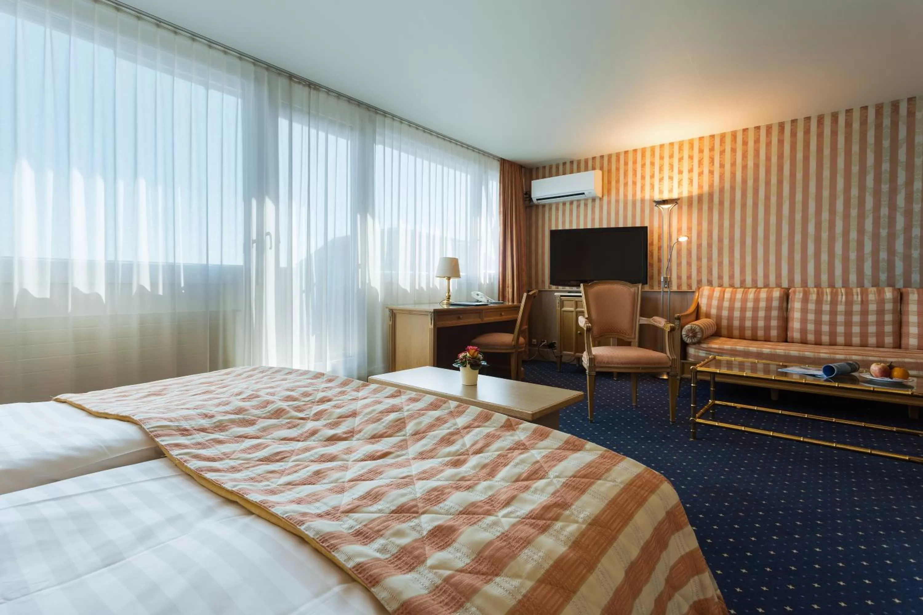 Bedroom, Bed in Continental Hotel Lausanne