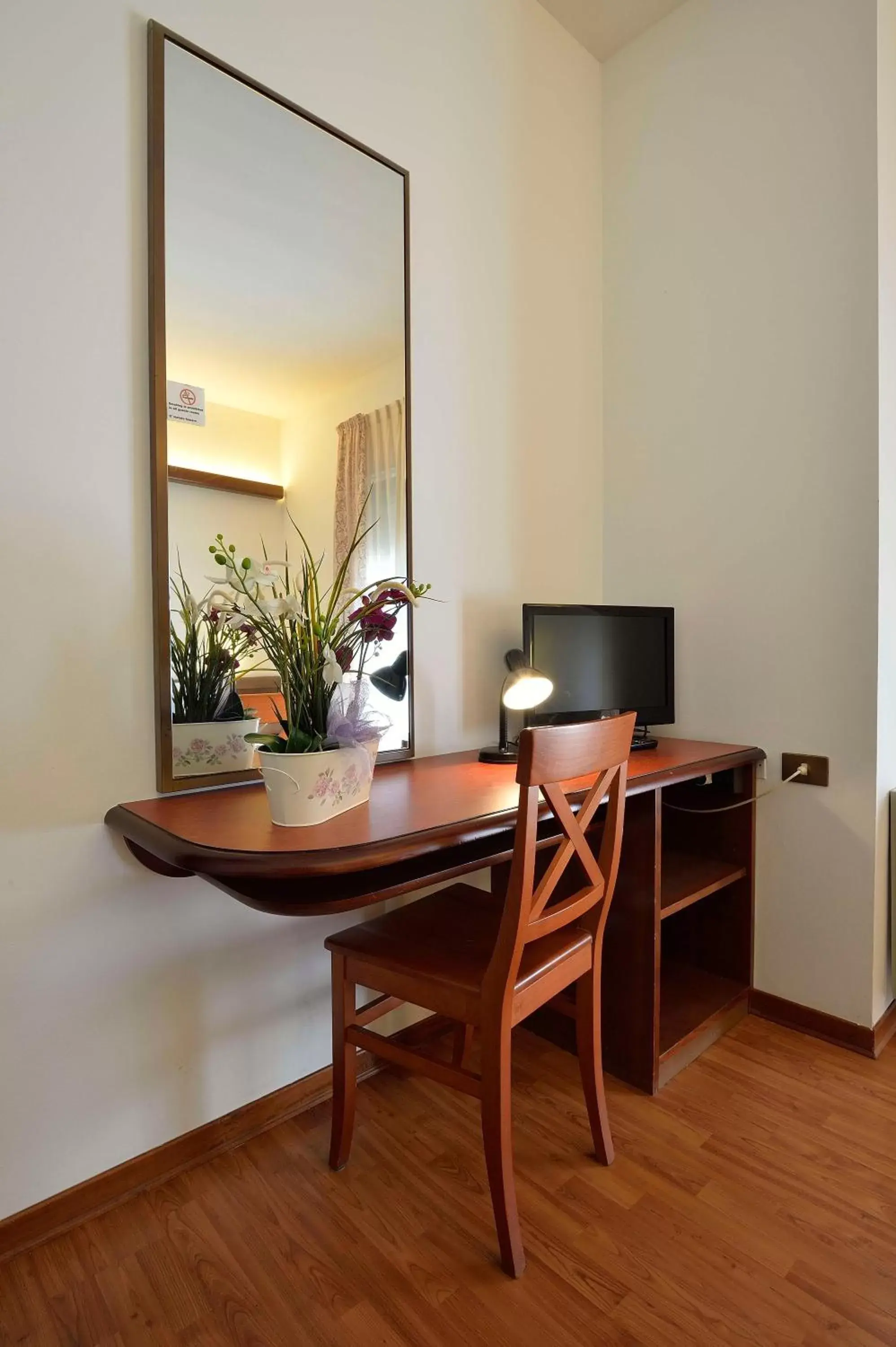 Bedroom, TV/Entertainment Center in Hotel Italia