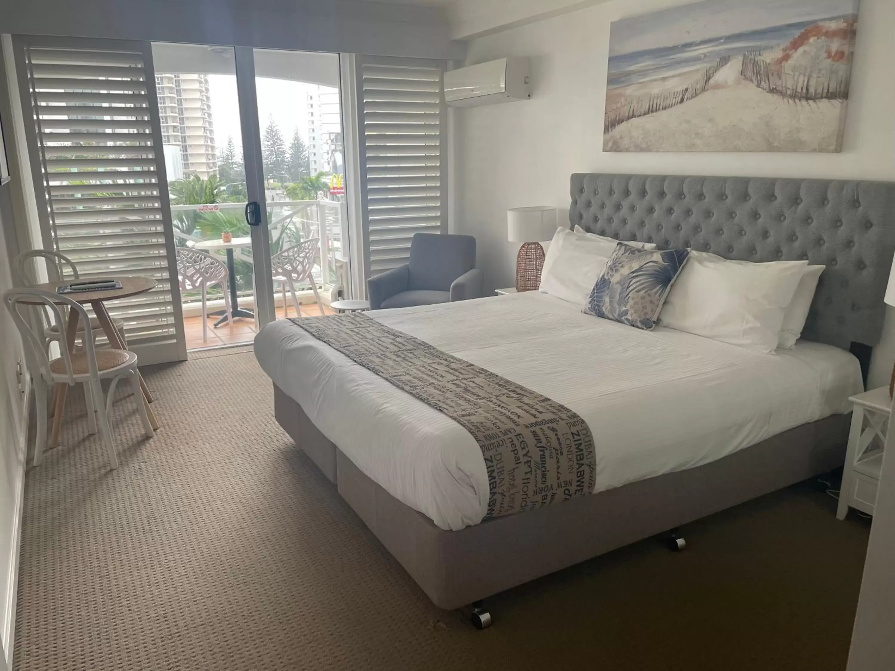Hotel Room in Broadbeach Holiday Apartments Shop 19 Hotel Room in Broadbeach Holiday Apartments Shop 19