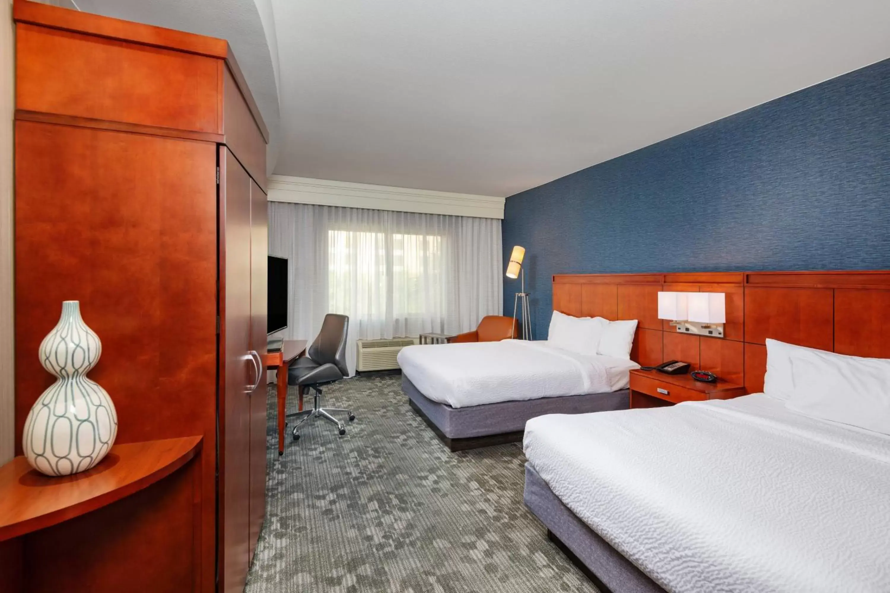 Photo of the whole room, Bed in Courtyard by Marriott Santa Ana Orange County