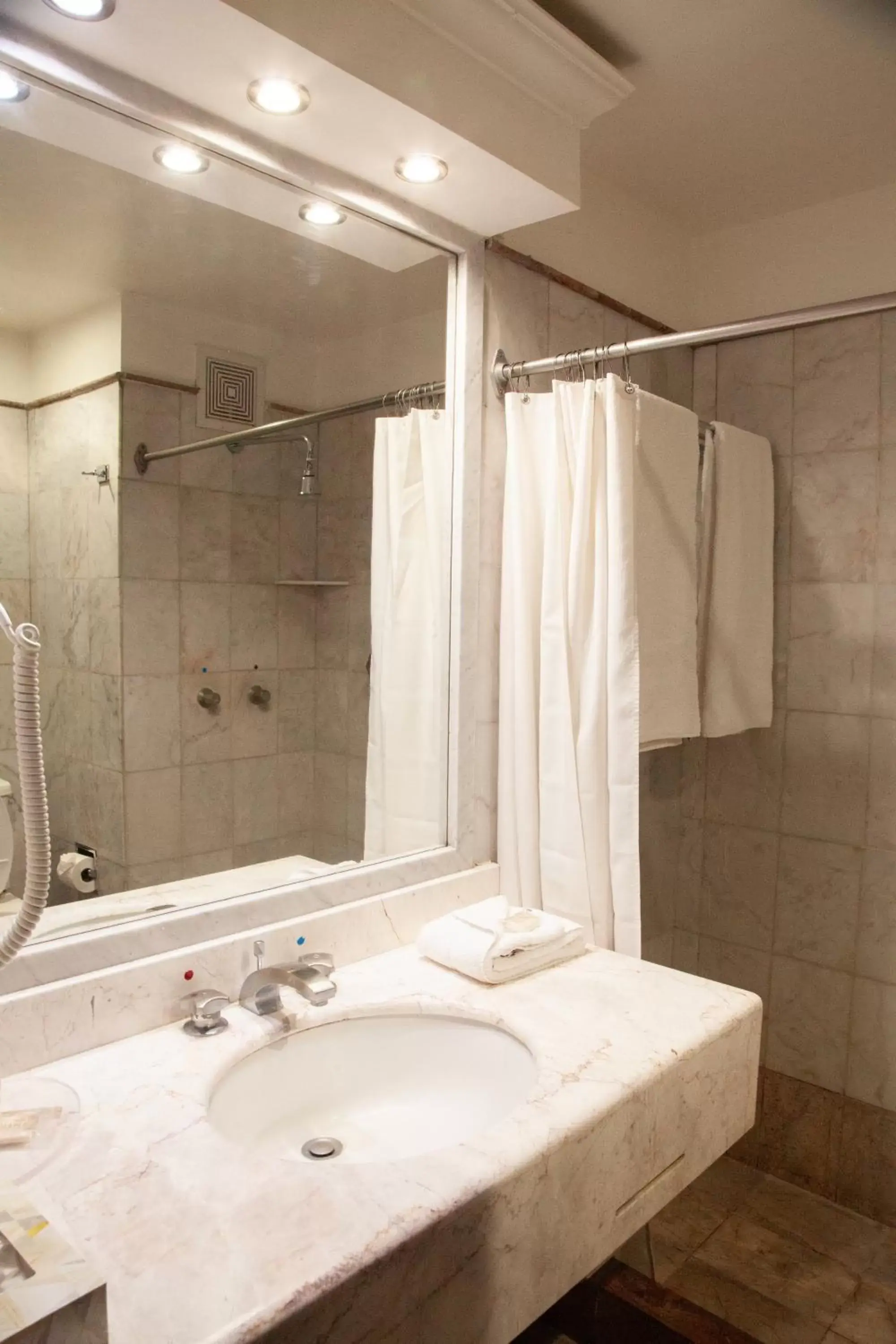 Bathroom in Plaza Camelinas Hotel