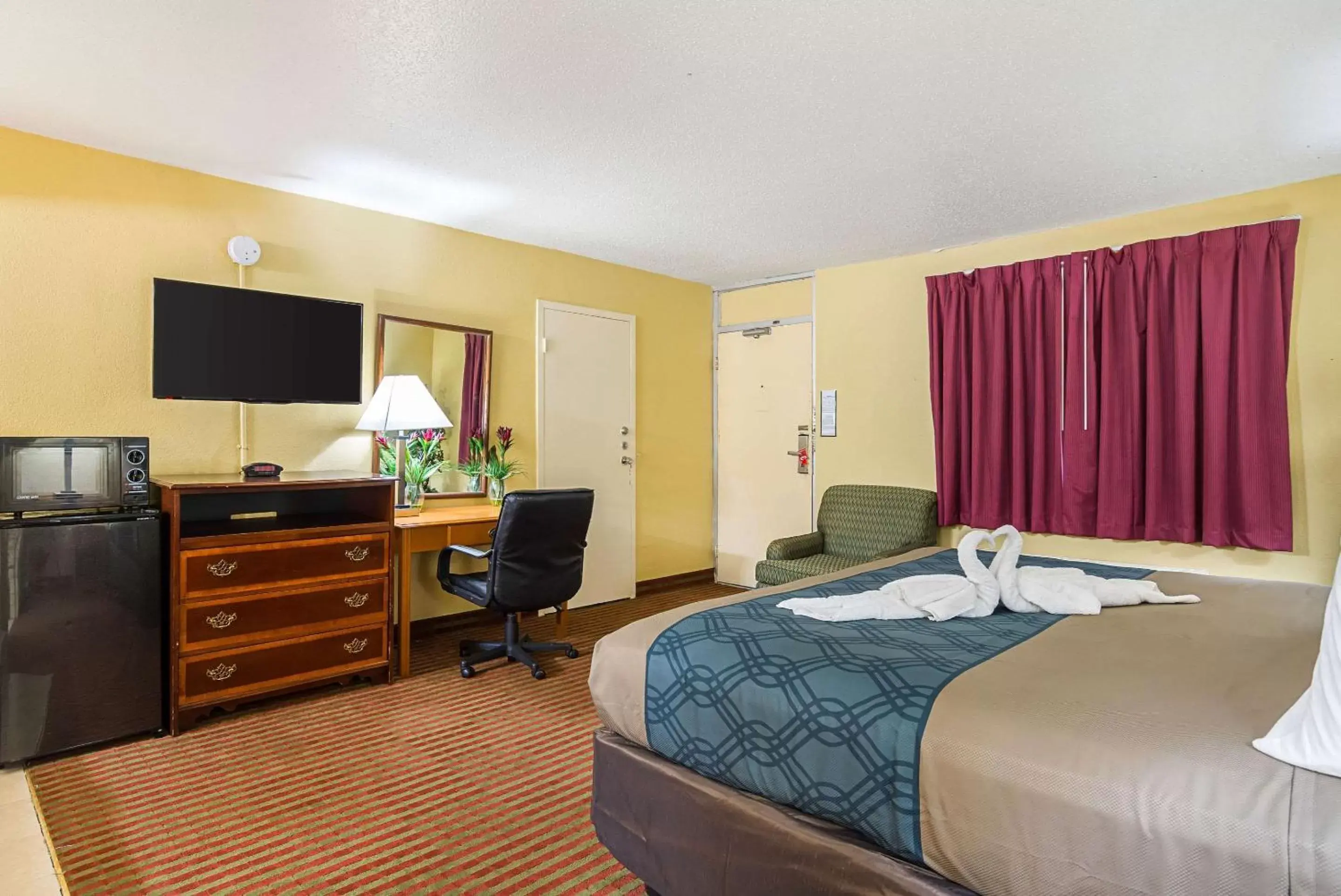 Photo of the whole room, Bed in Econo Lodge Jacksonville near Little Rock Air Force Base