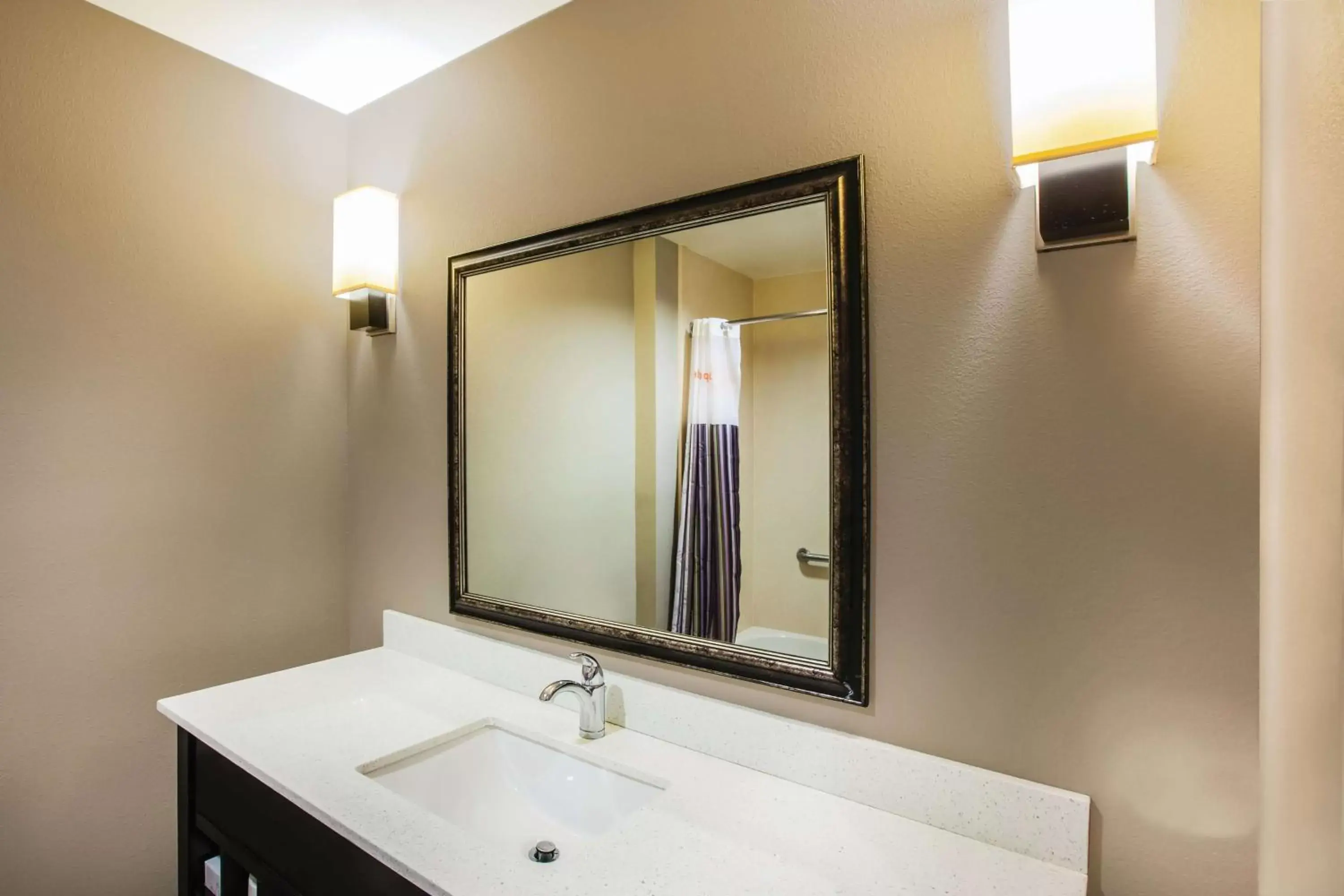 Photo of the whole room, Bathroom in La Quinta by Wyndham Baton Rouge Denham Springs