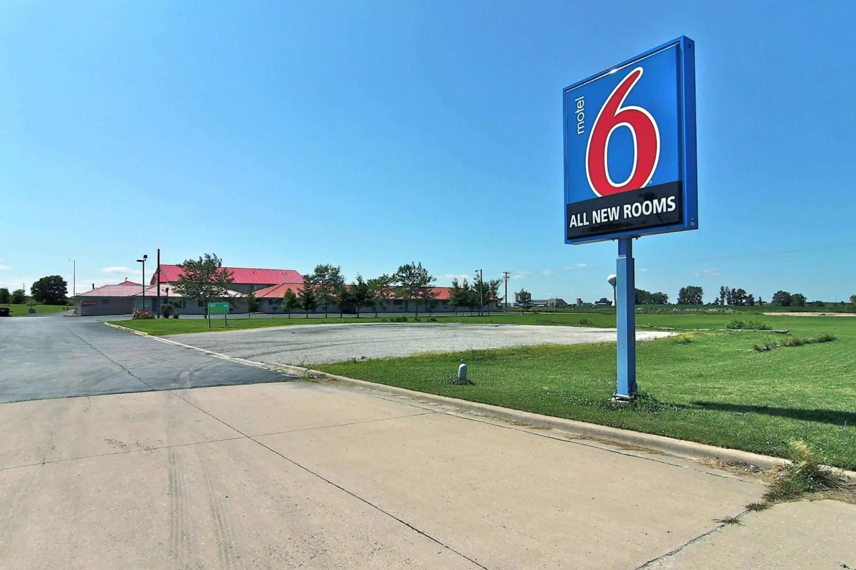 Property building in Motel 6-Gilman, IL