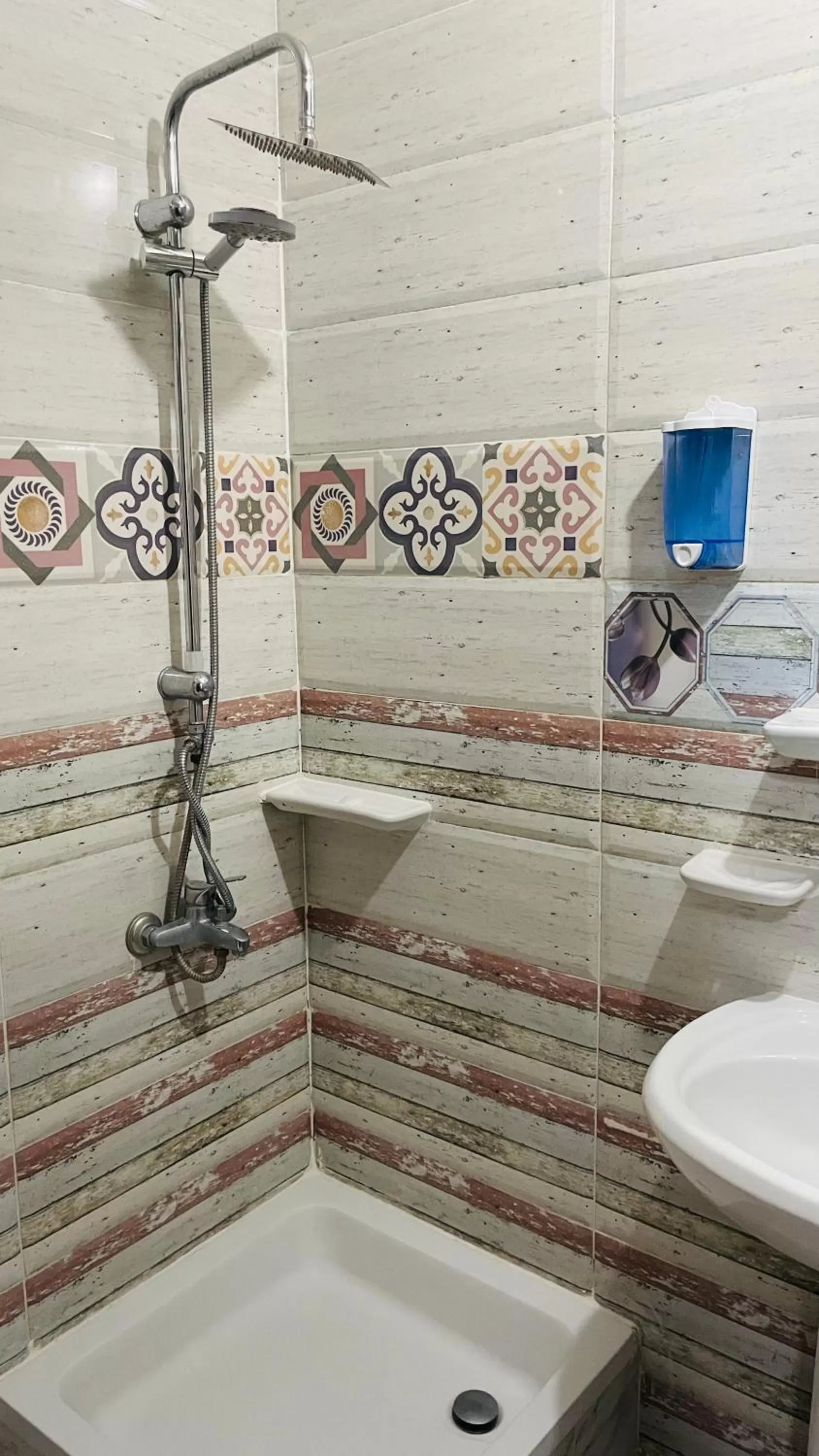 Bathroom in Sphinx palace pyramids view