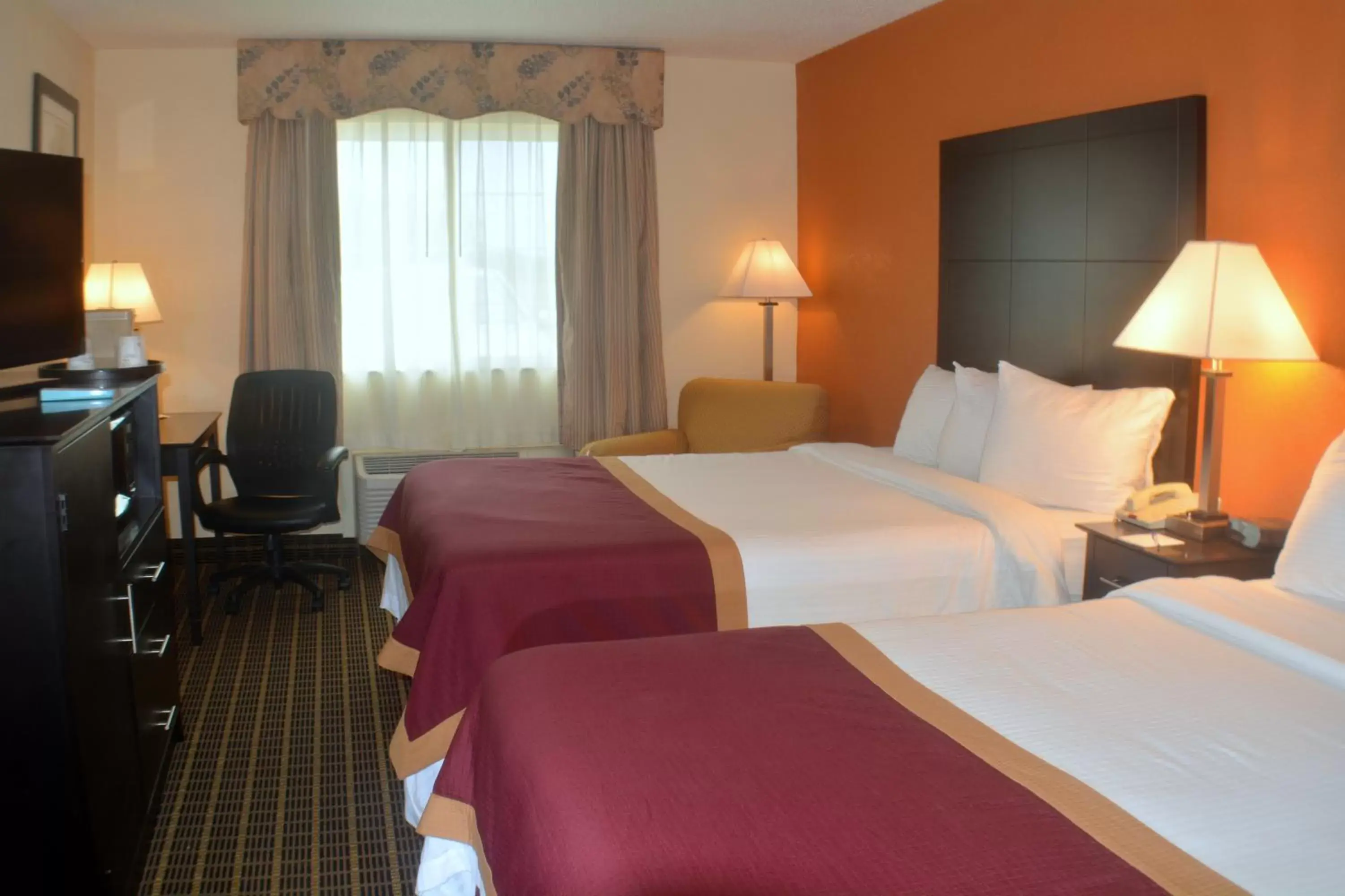 Queen Room with Two Queen Beds - Non-Smoking in Baymont by Wyndham Muskegon Queen Room with Two Queen Beds - Non-Smoking in Baymont by Wyndham Muskegon