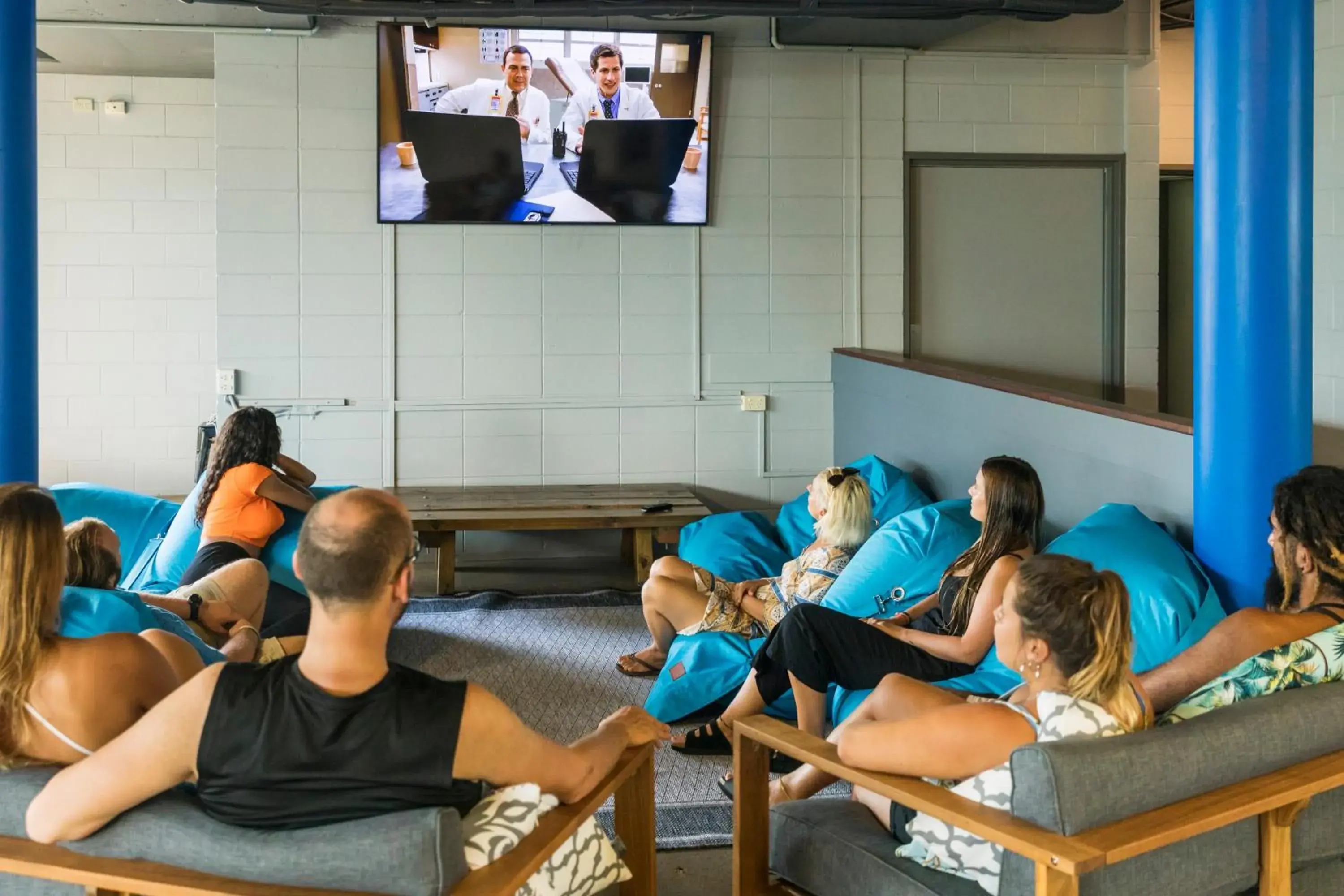 Communal lounge/ TV room in Summer House Backpackers Cairns