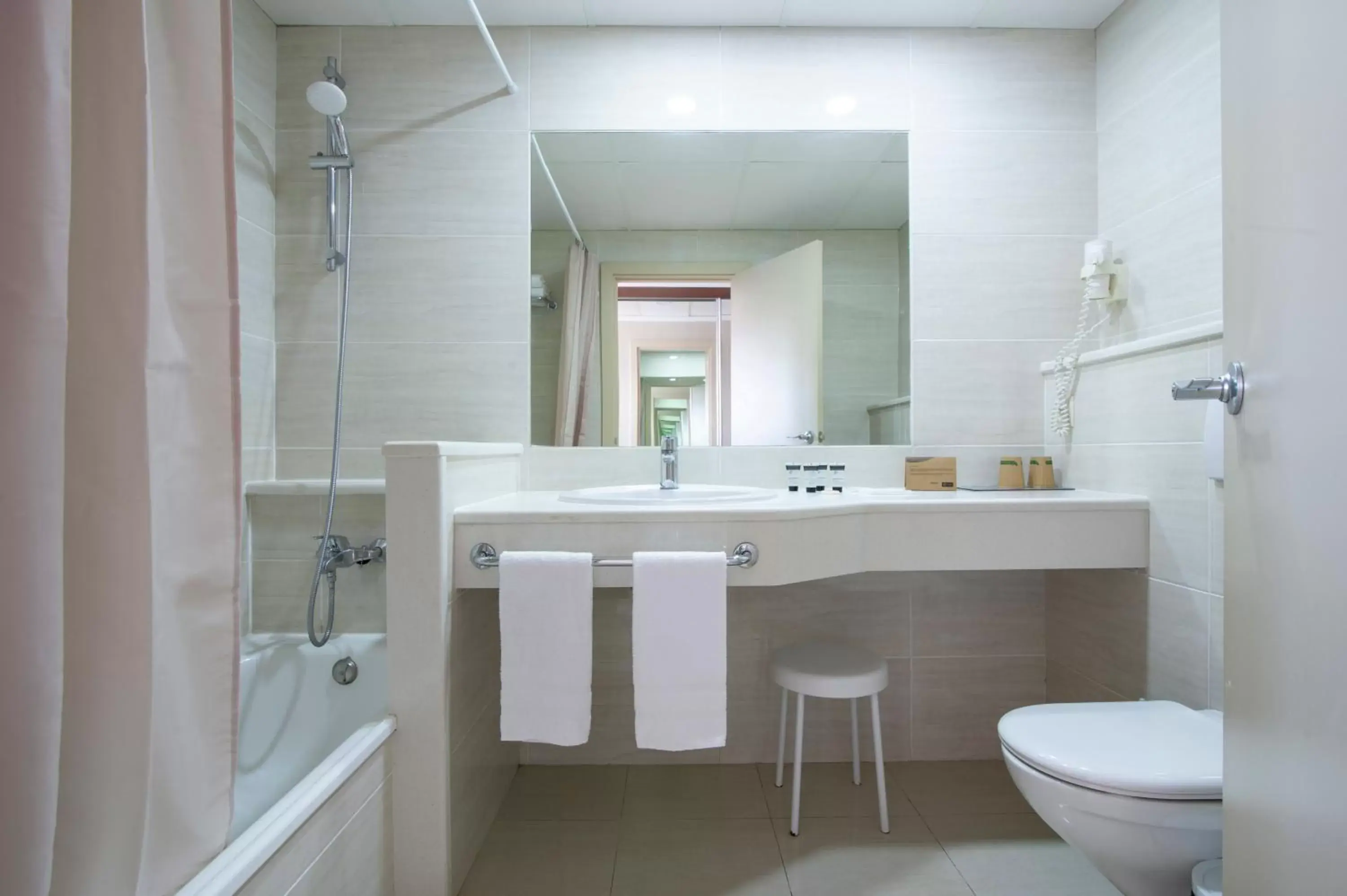 Bathroom in Hotel Bahía Calpe by Pierre & Vacances