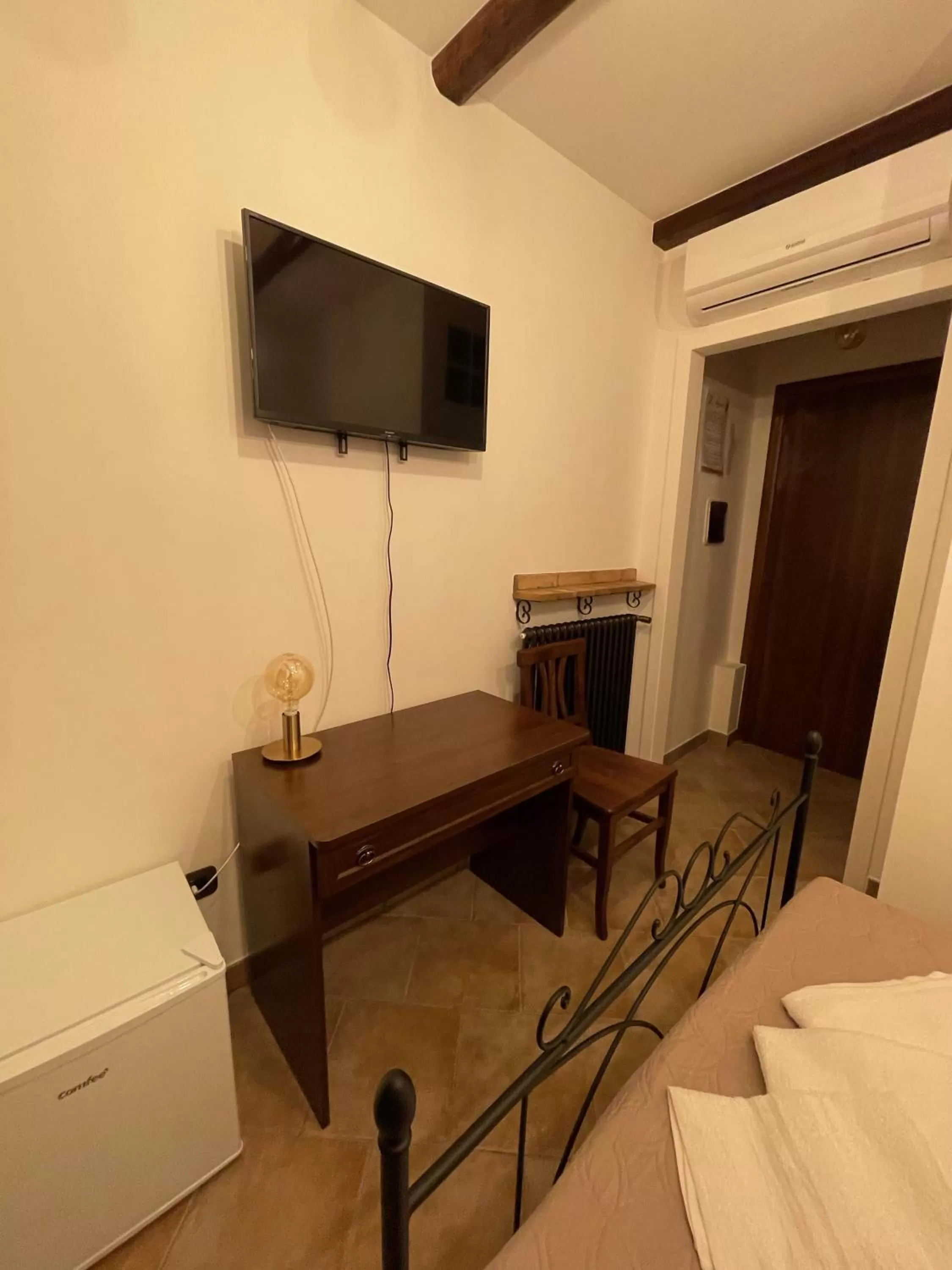 View (from property/room), Bed in La Vie En Rose