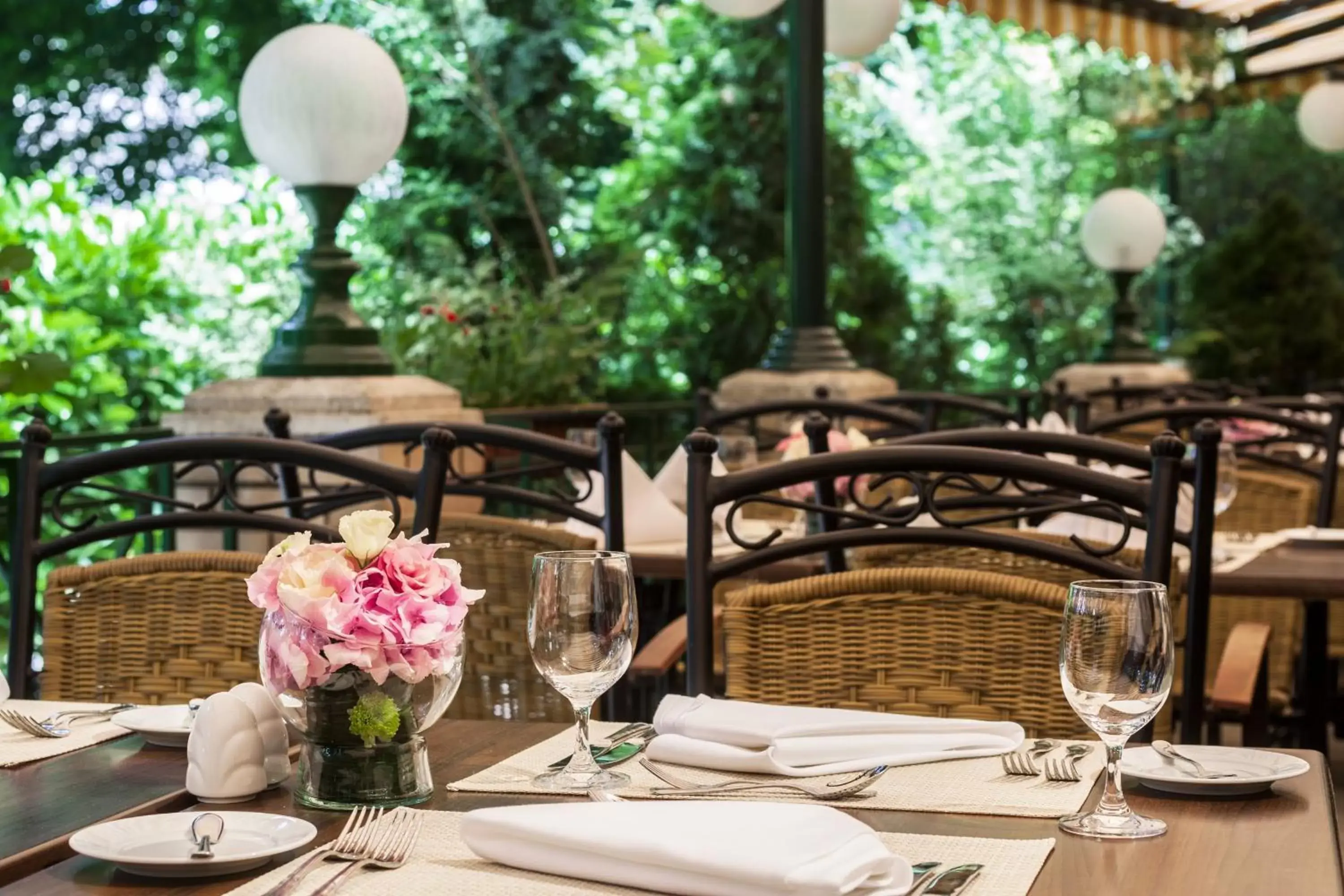 Restaurant/Places to Eat in Ensana Grand Margaret Island