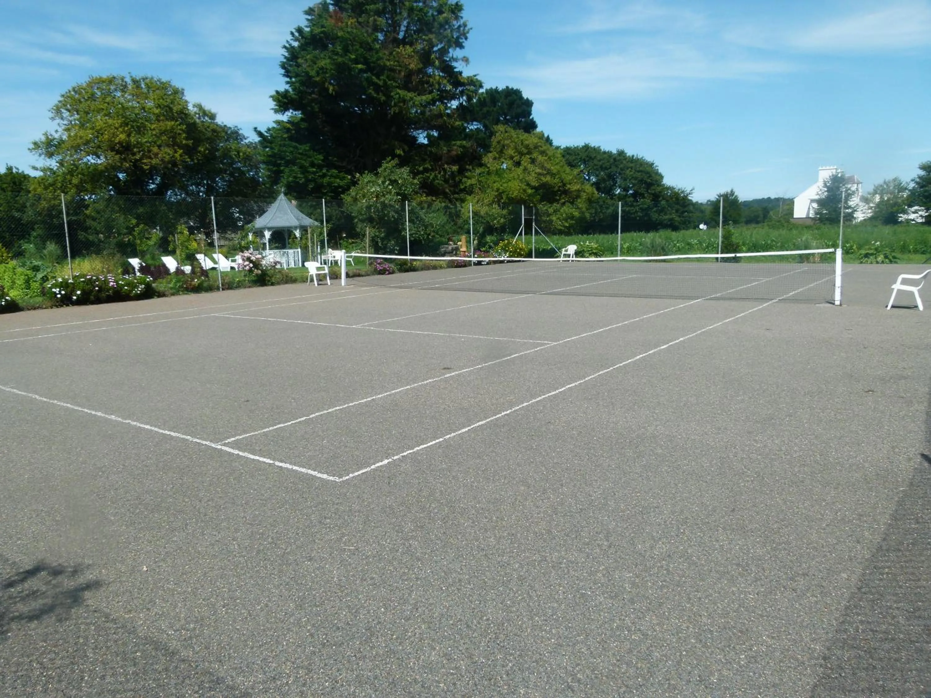 Tennis court in Beachcombers Hotel