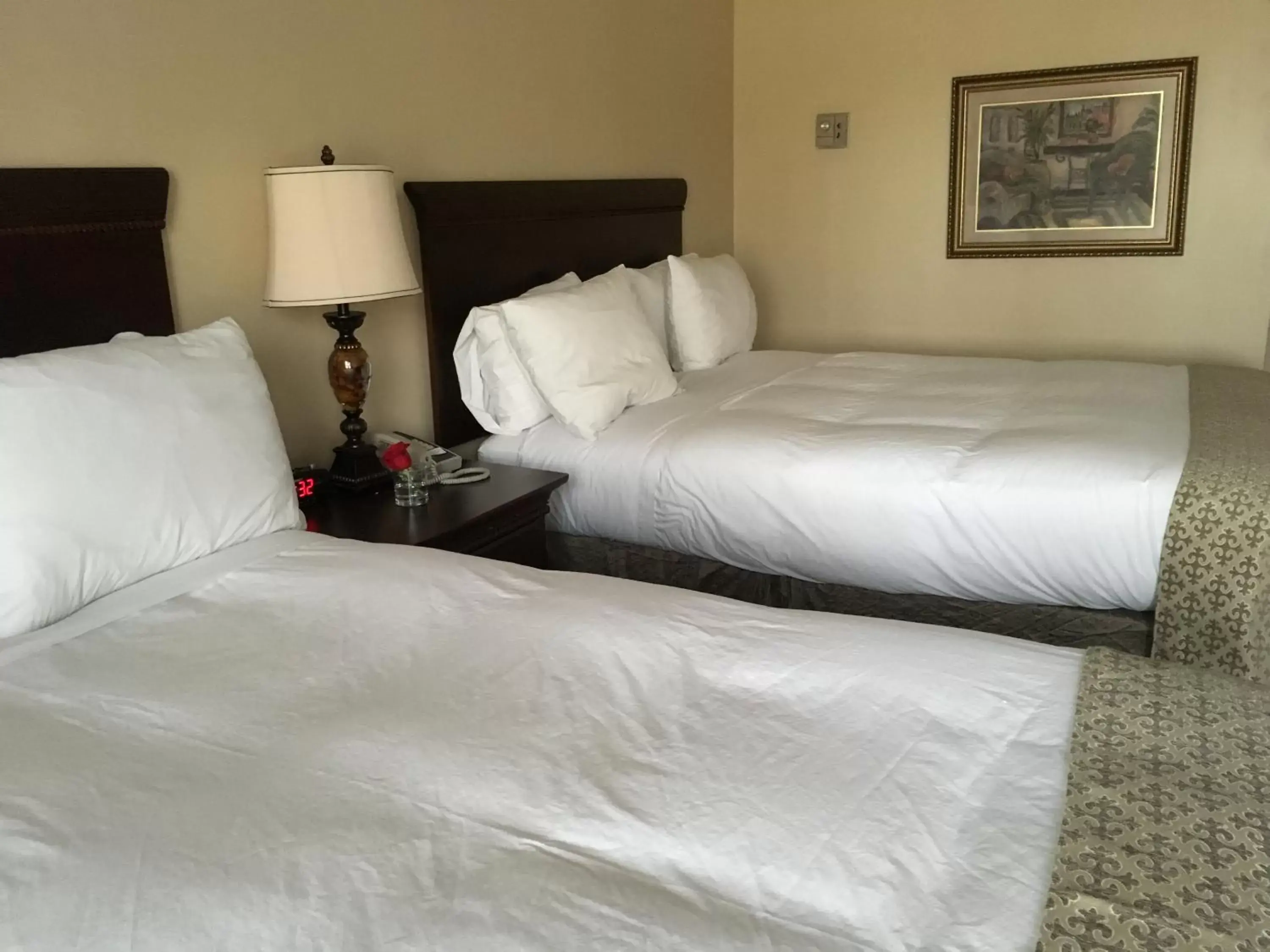 Bed in Colts Neck Inn Hotel