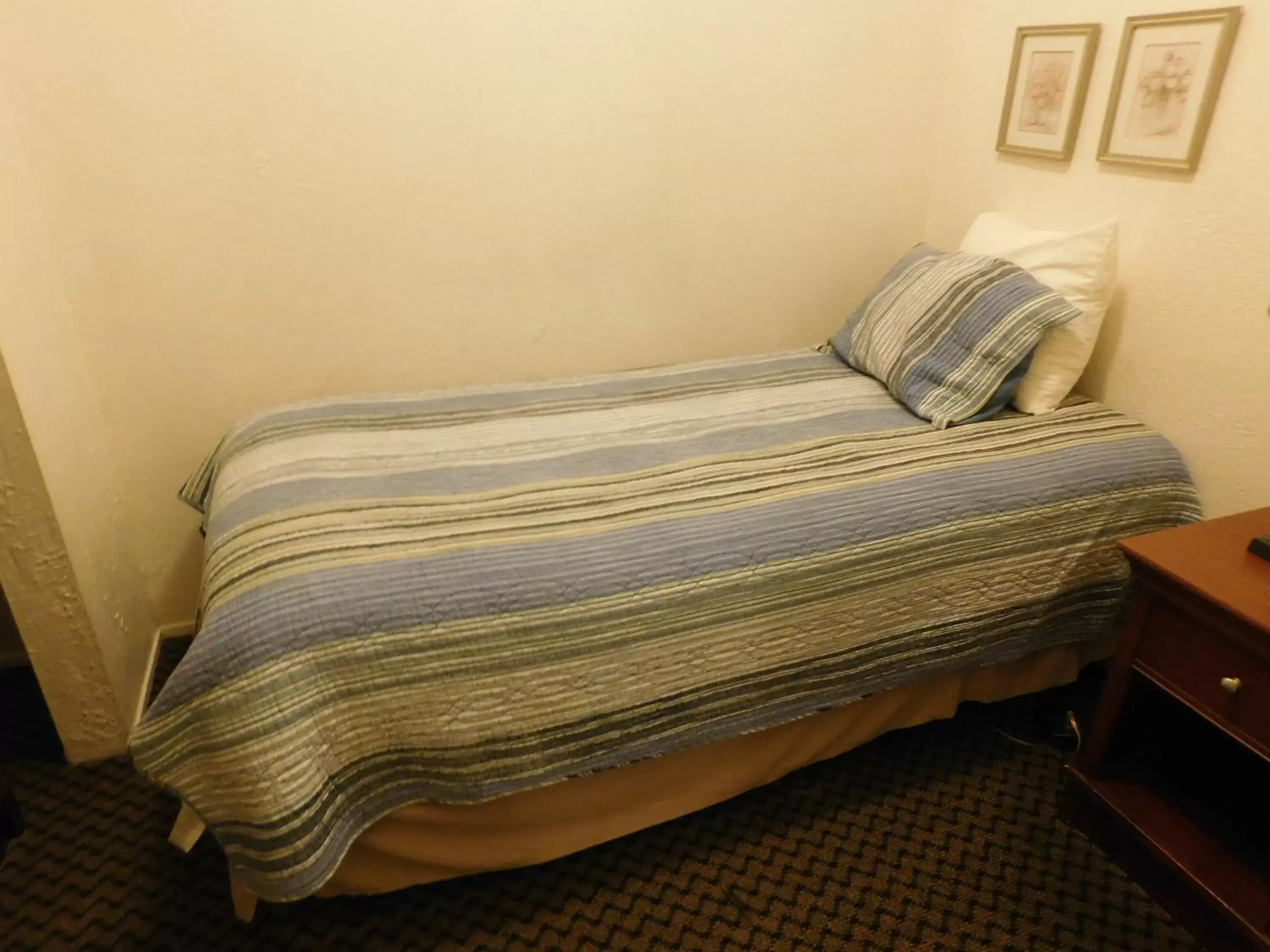 Bed in Capitola Venetian Hotel