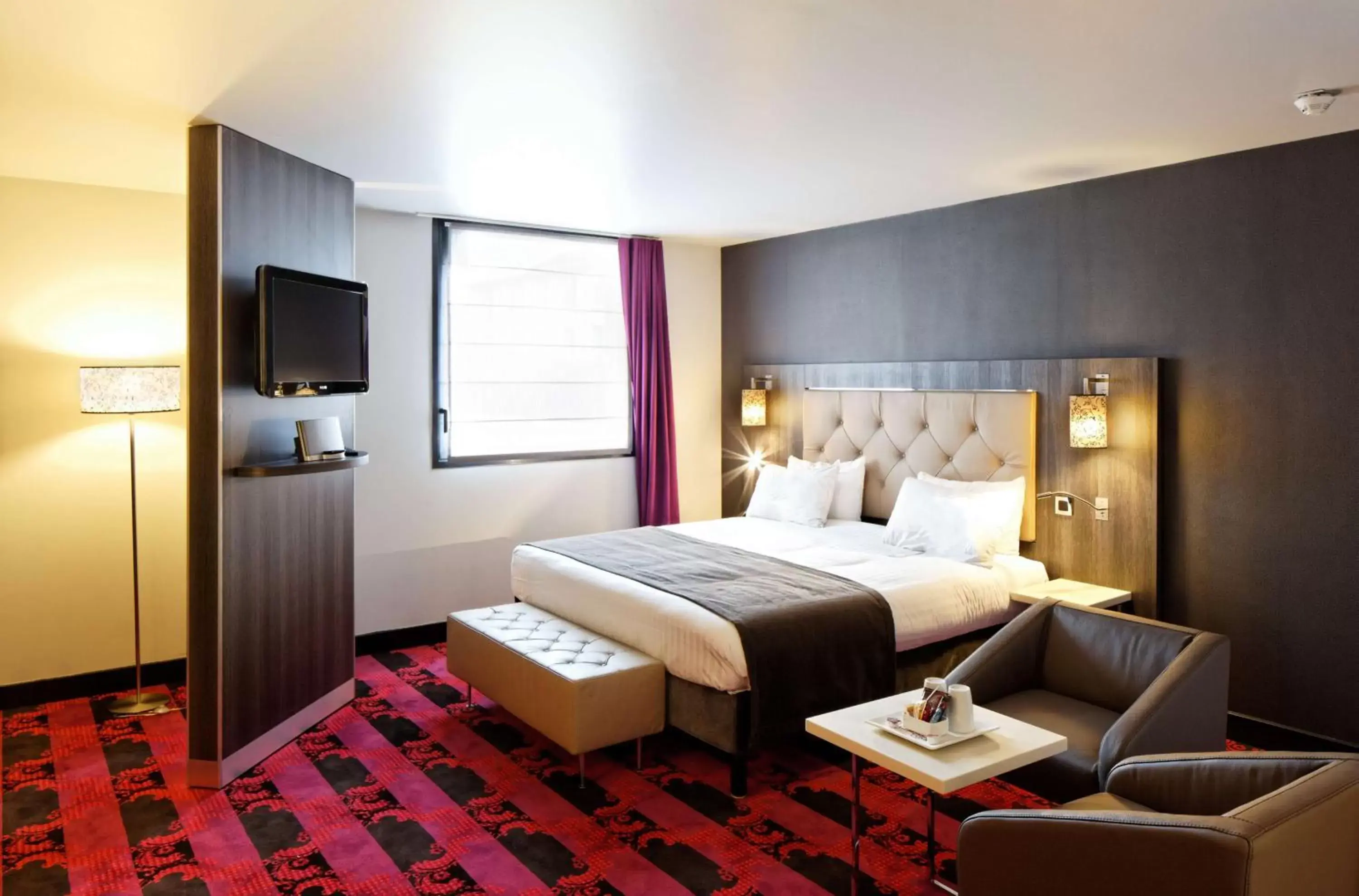 Bed in Hotel du Parc Bougival