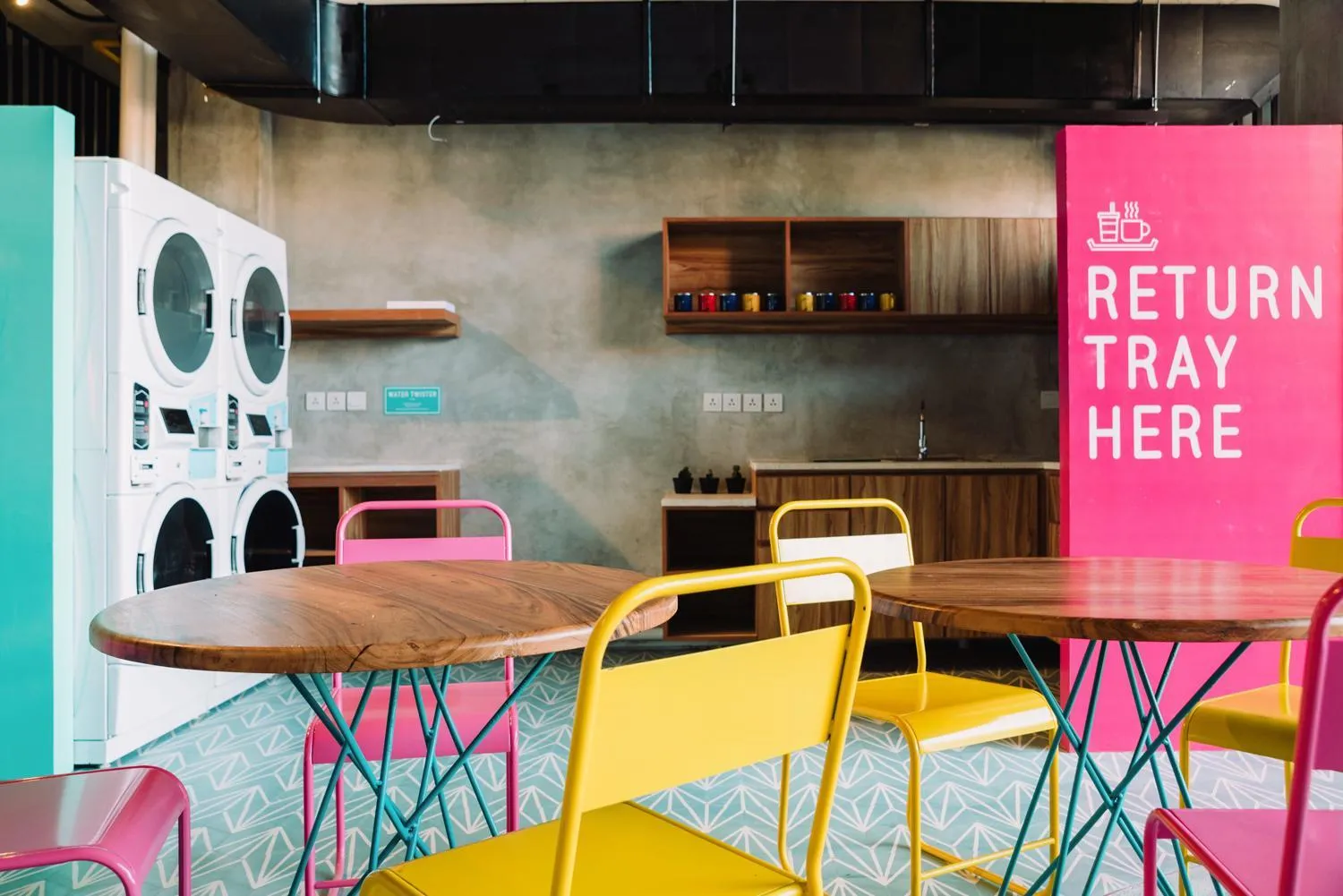 Restaurant/places to eat in Cara Cara Inn