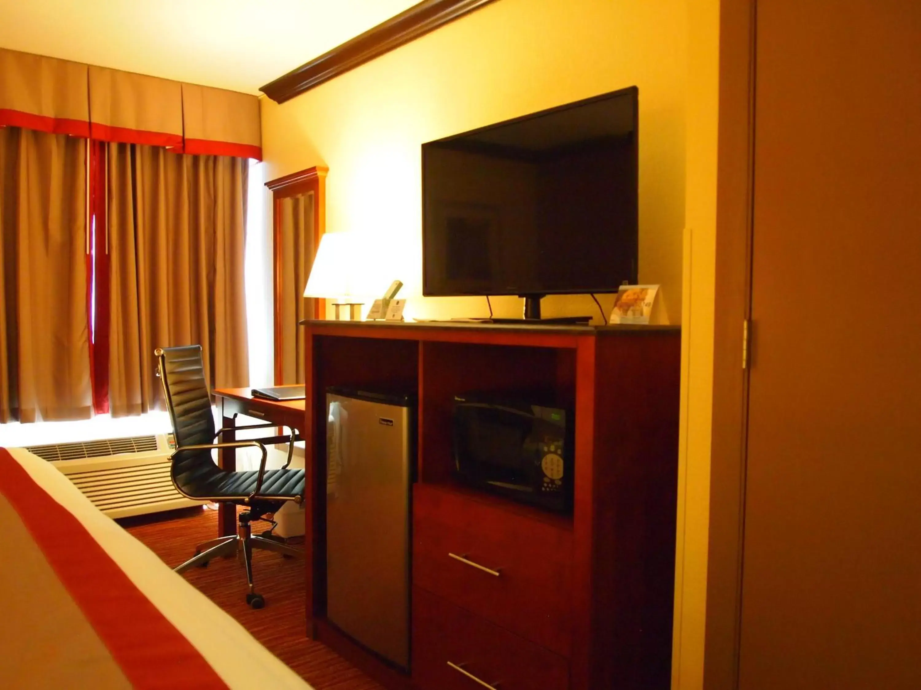 Bedroom, TV/Entertainment Center in Best Western Ft Lauderdale I-95 Inn