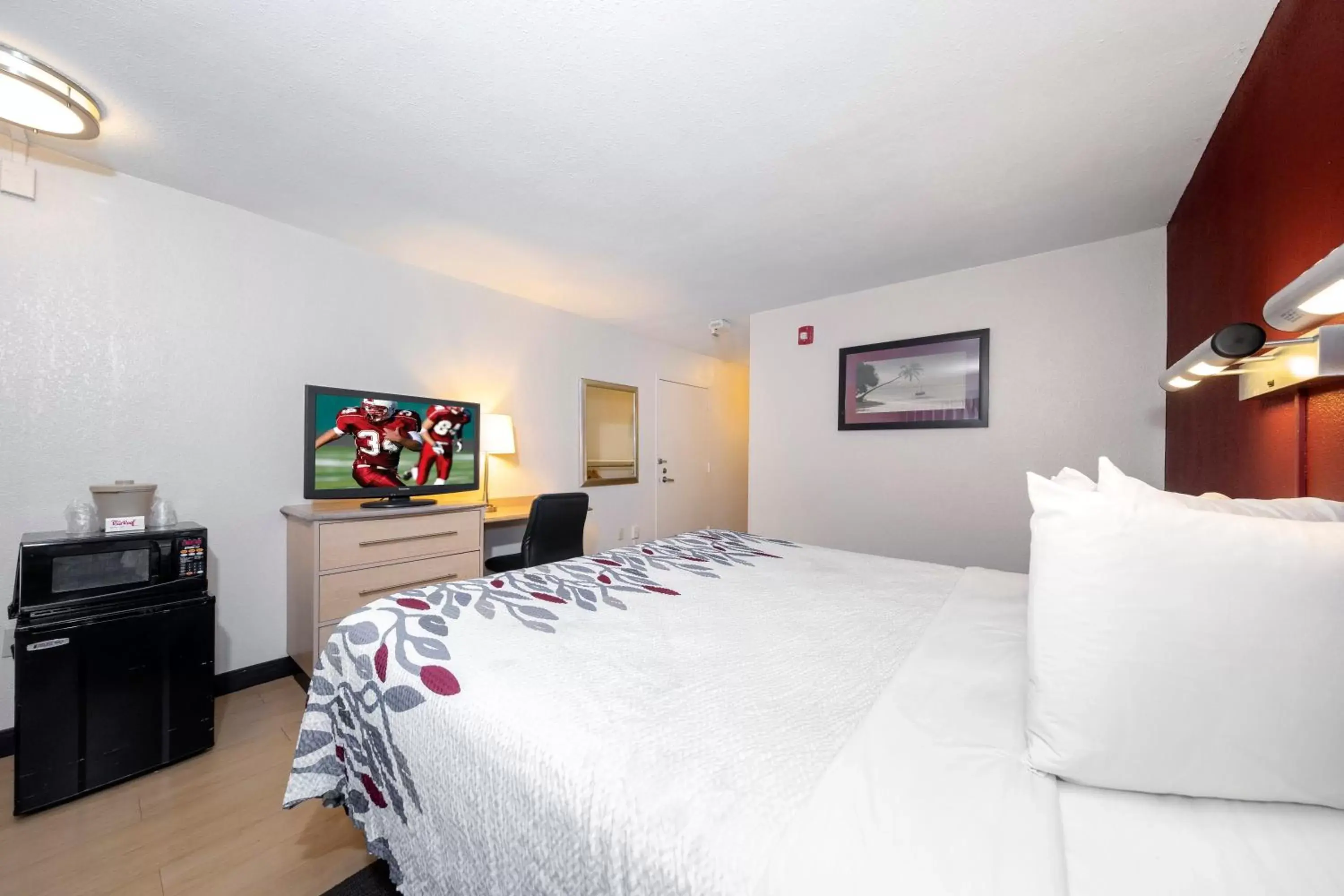 Photo of the whole room, Bed in Red Roof Inn Myrtle Beach Hotel - Market Commons