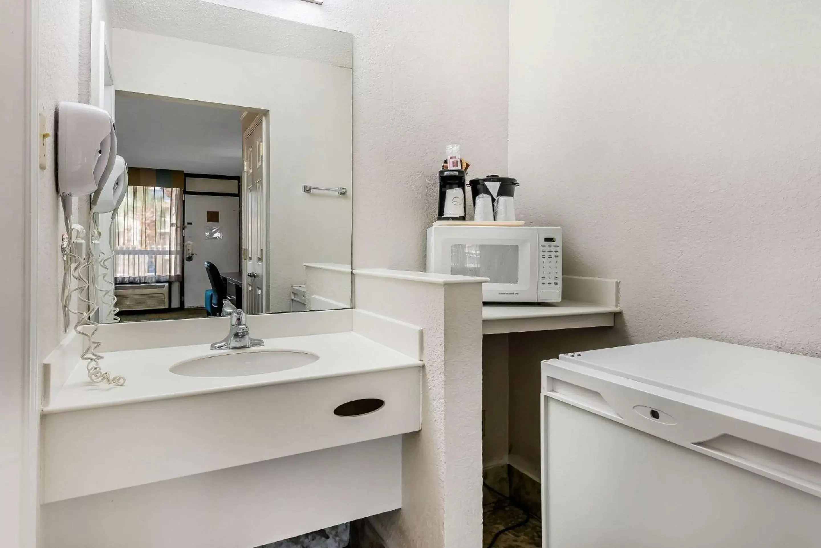 Photo of the whole room, Bathroom in Quality Inn At International Drive Orlando