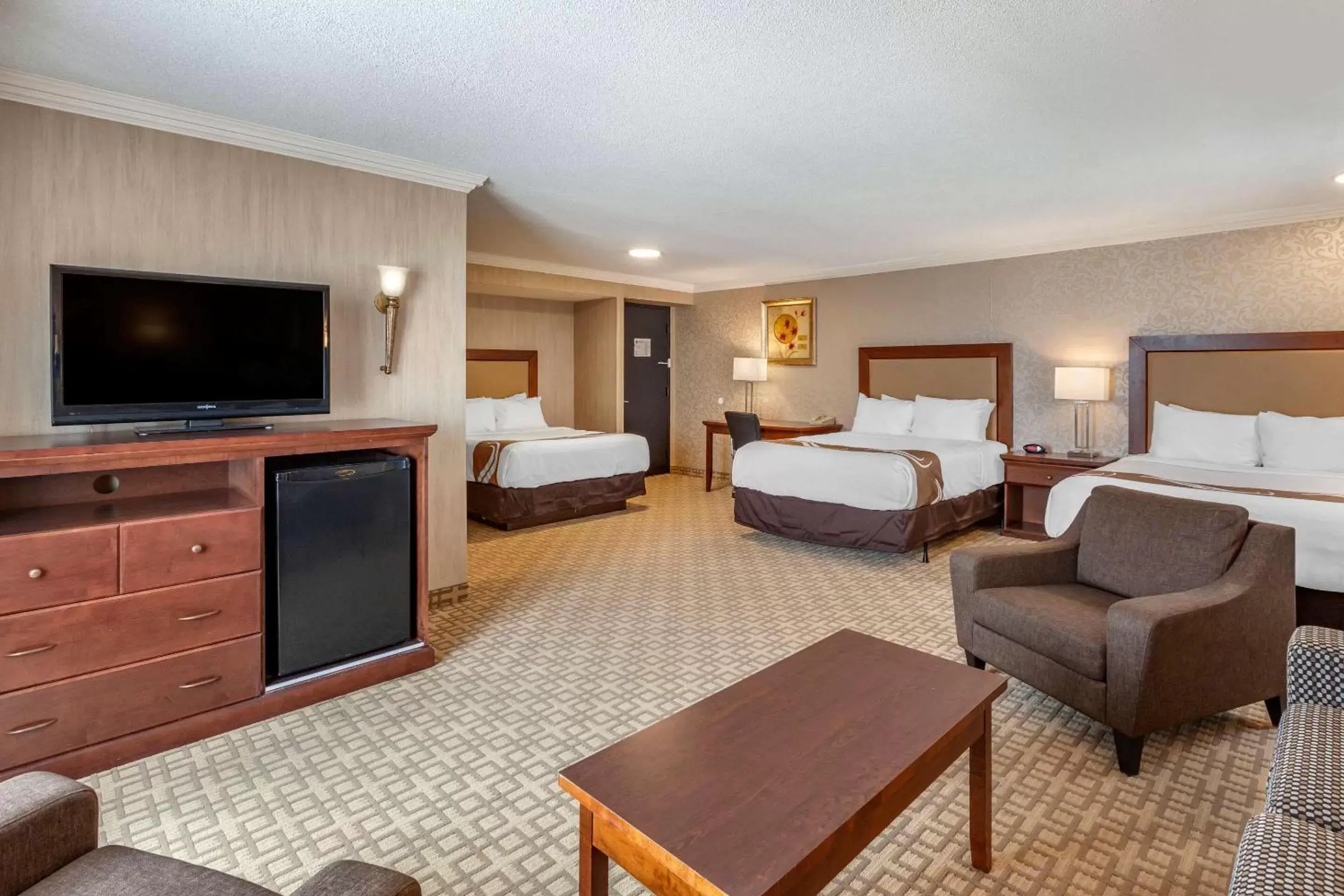 Photo of the whole room, TV/Entertainment Center in Quality Inn & Conference Centre Midland