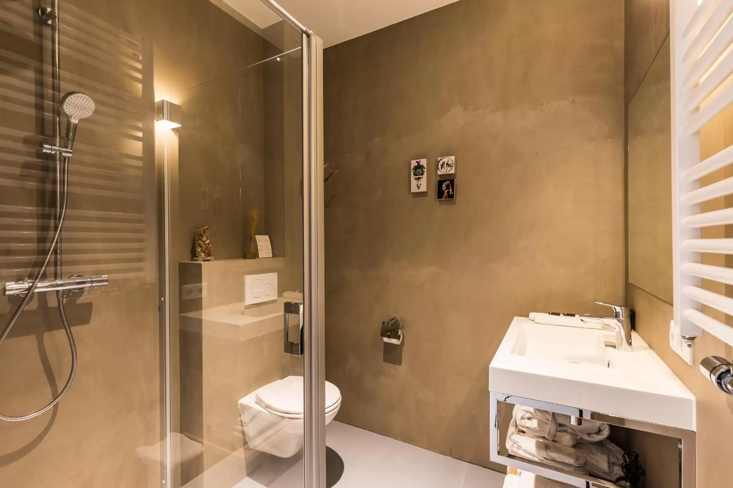 Toilet, Bathroom in Boutique Hotel Goud En Zilver