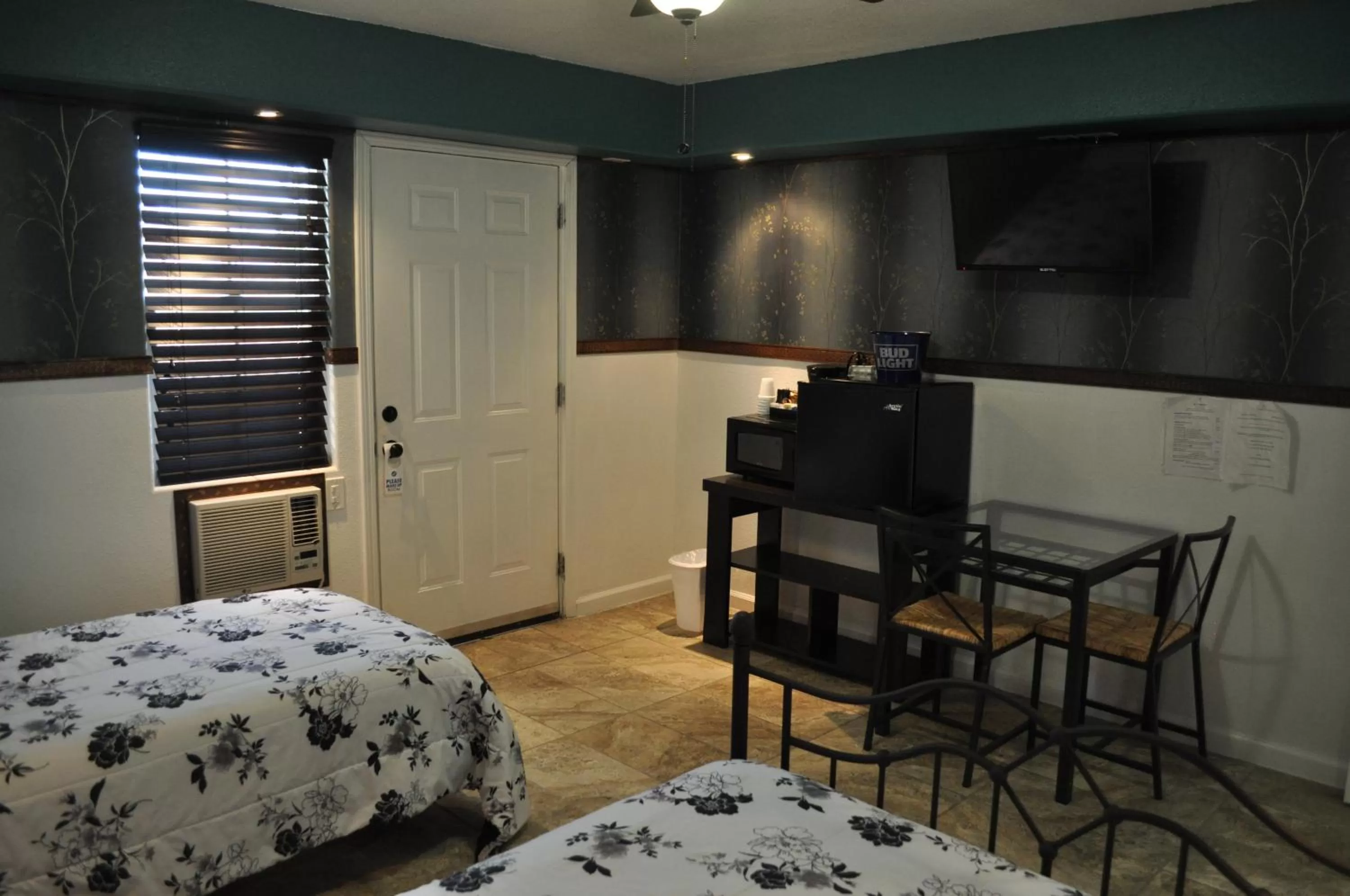 Photo of the whole room, TV/Entertainment Center in K7 Bed and Breakfast