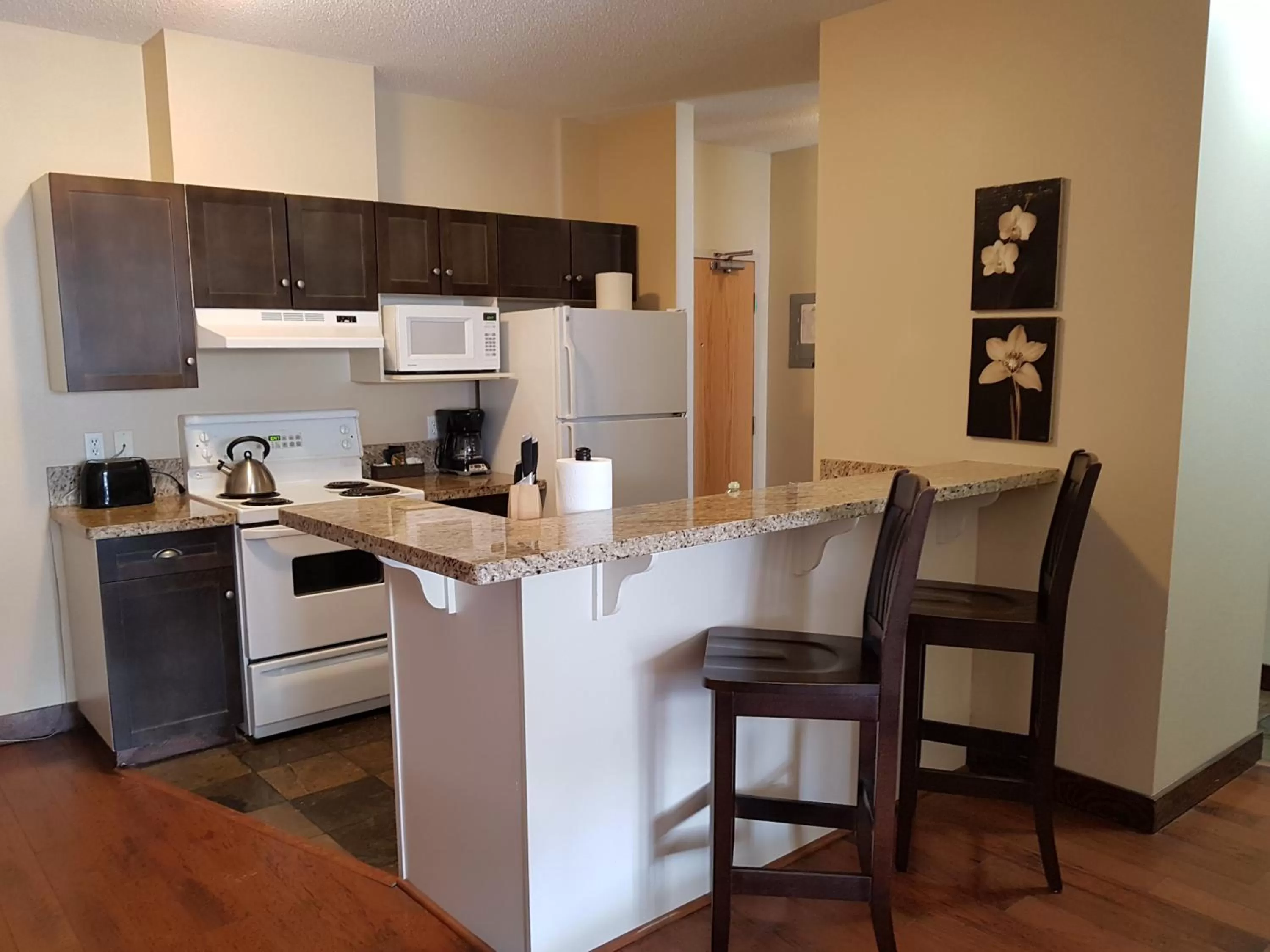 Kitchen or kitchenette in Sunset Resorts Canmore and Spa
