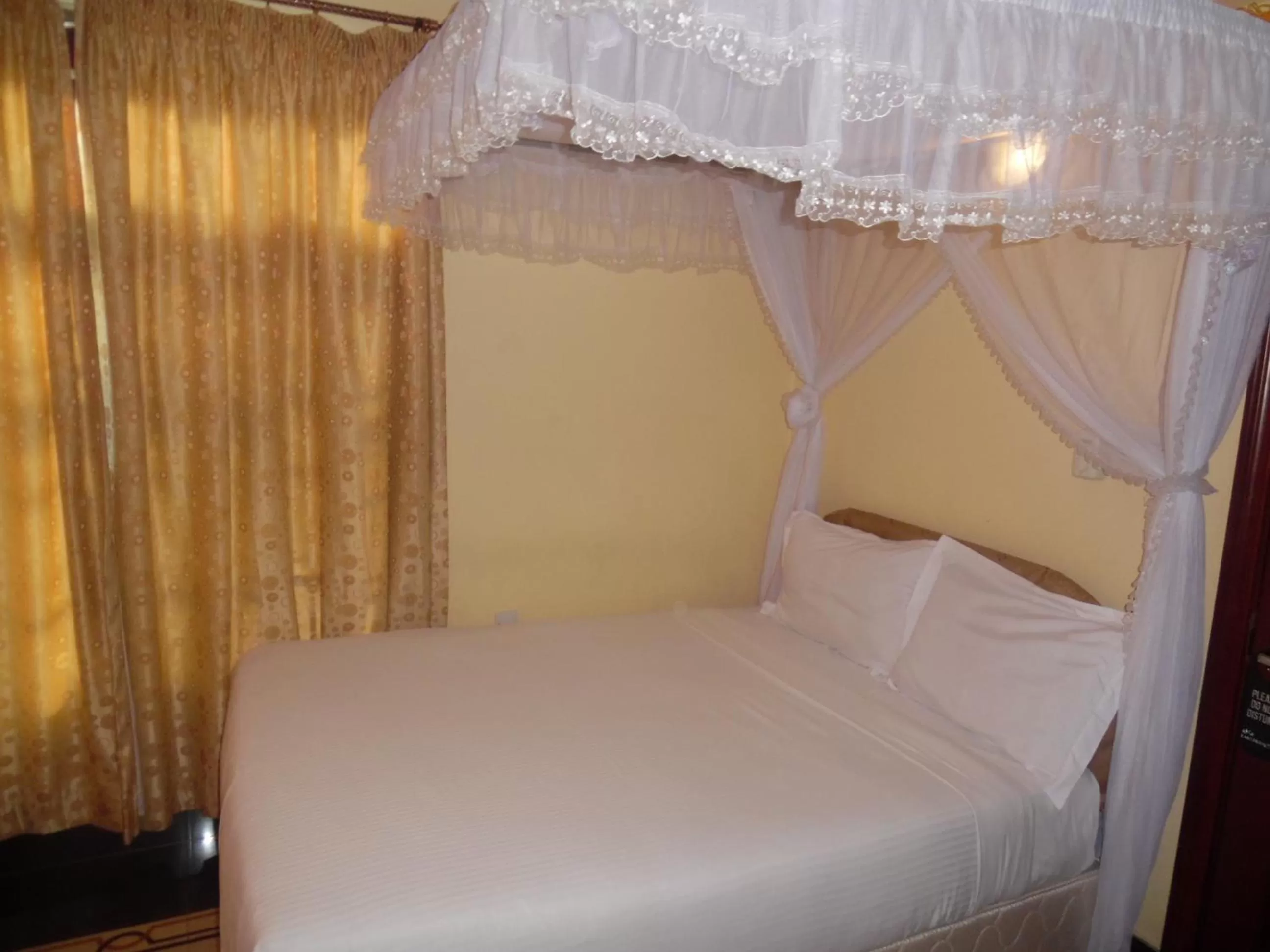 Property building, Bed in Lantana Hotel