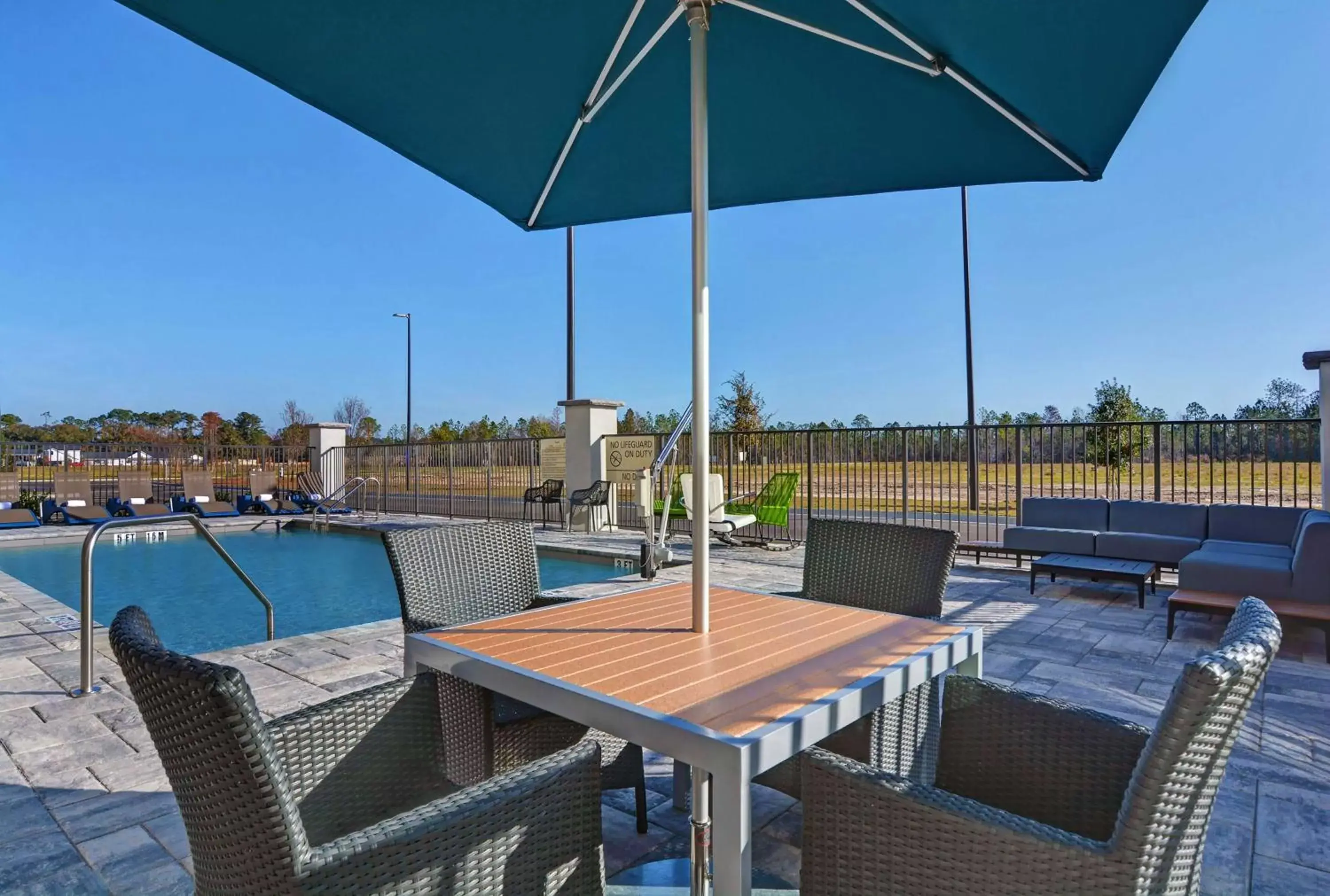 Pool view, Restaurant/Places to Eat in Hampton Inn & Suites Middleburg, Fl