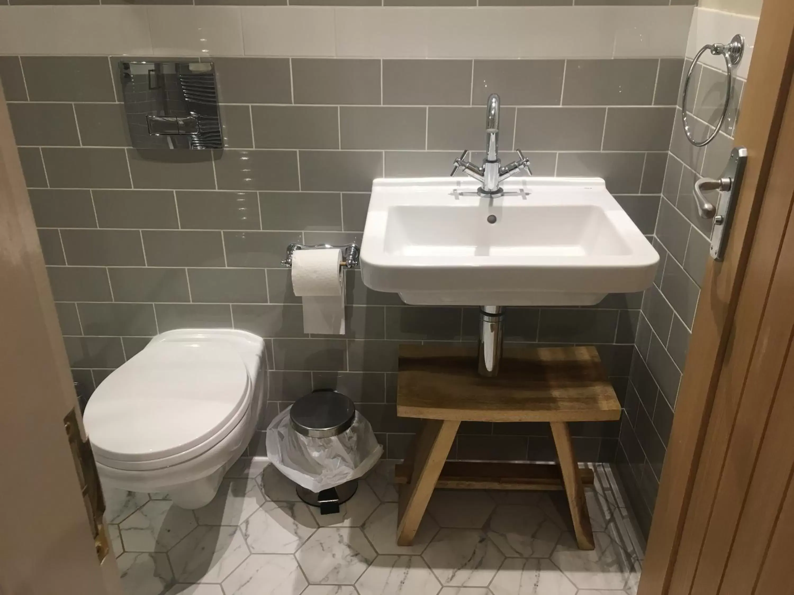 Toilet, Bathroom in The Galleon Inn