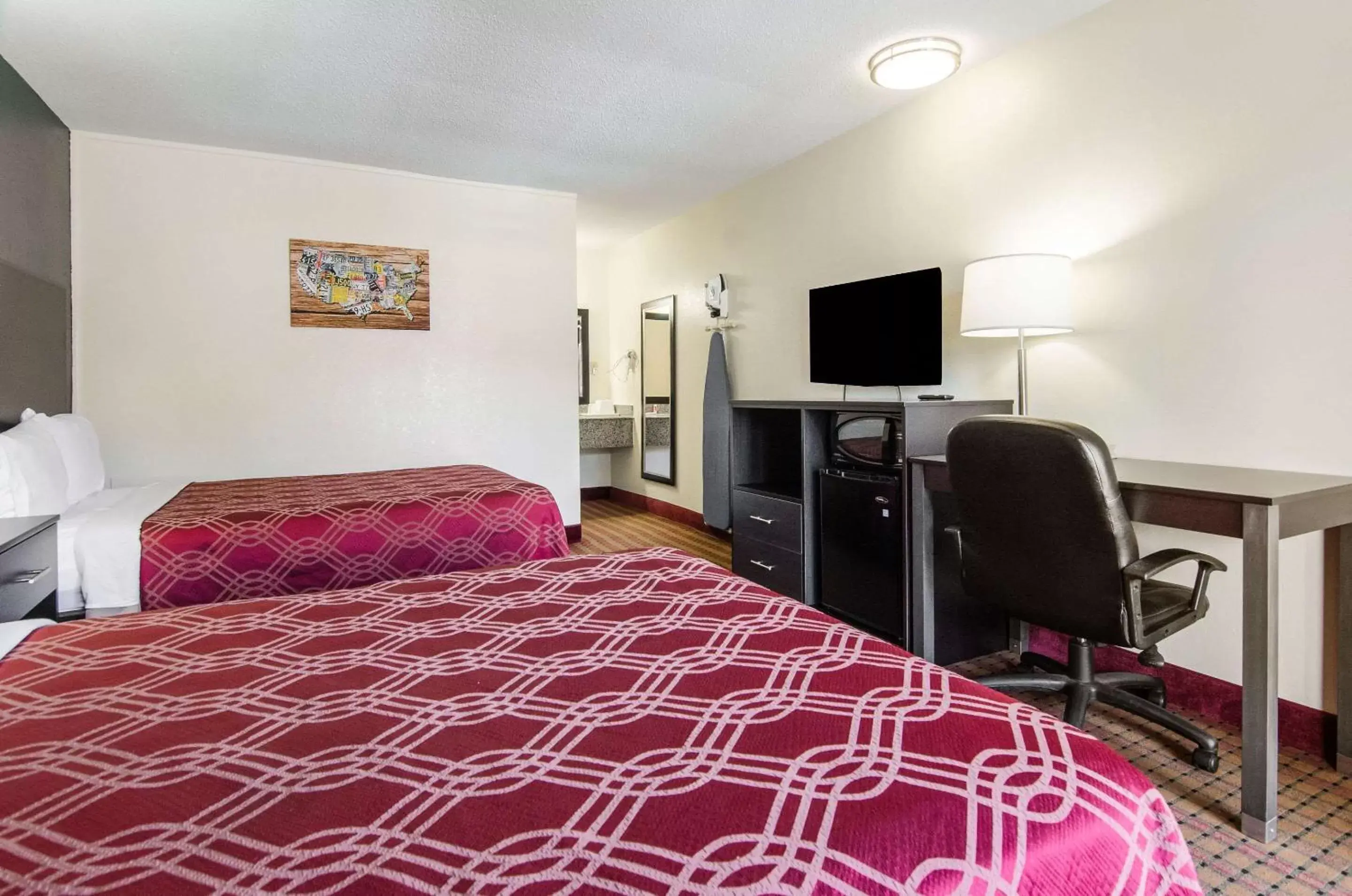 Photo of the whole room, Bed in Econo Lodge Near Motor Speedway