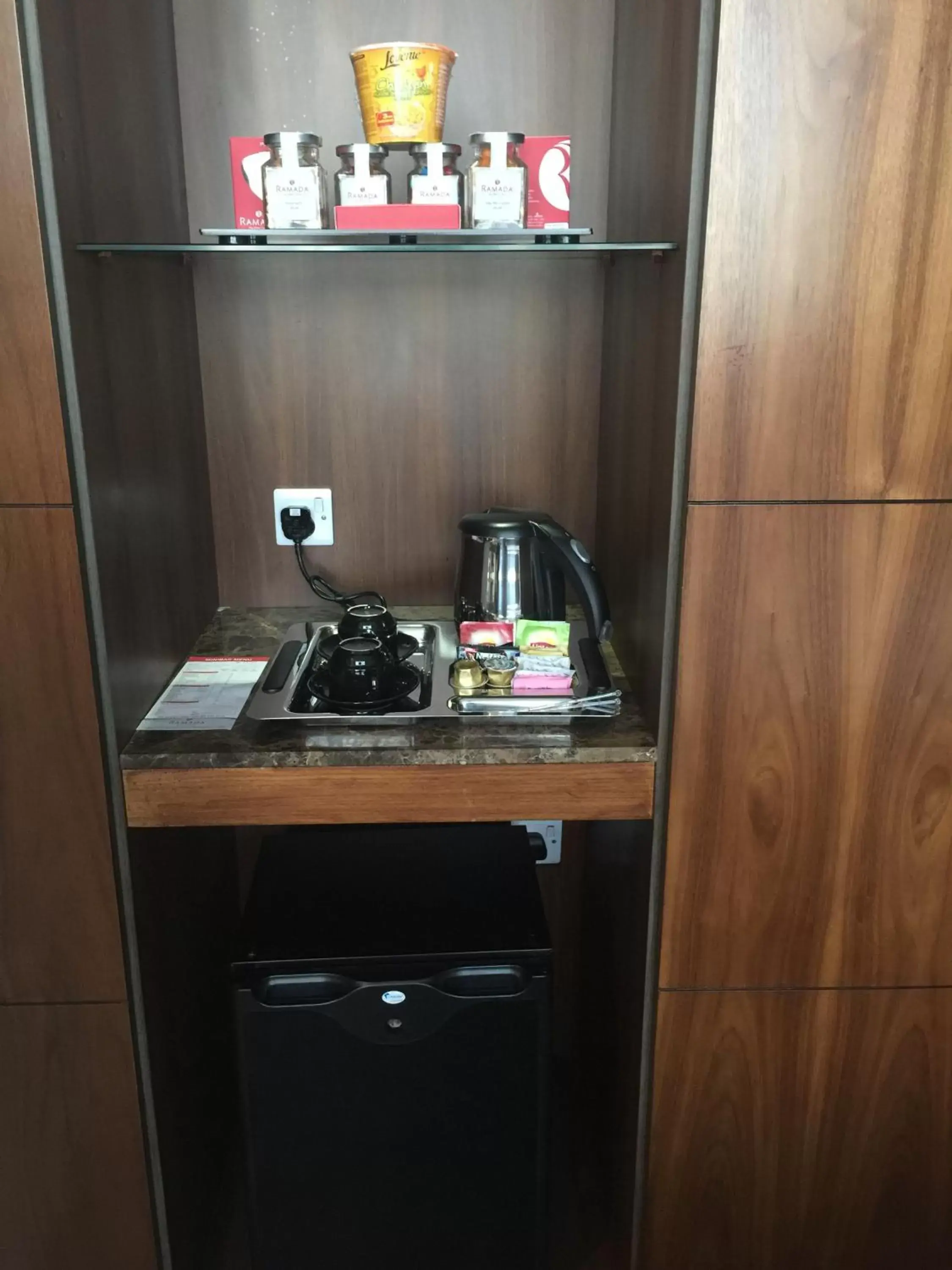 Coffee/tea facilities, Kitchen/Kitchenette in Ramada Abu Dhabi Corniche