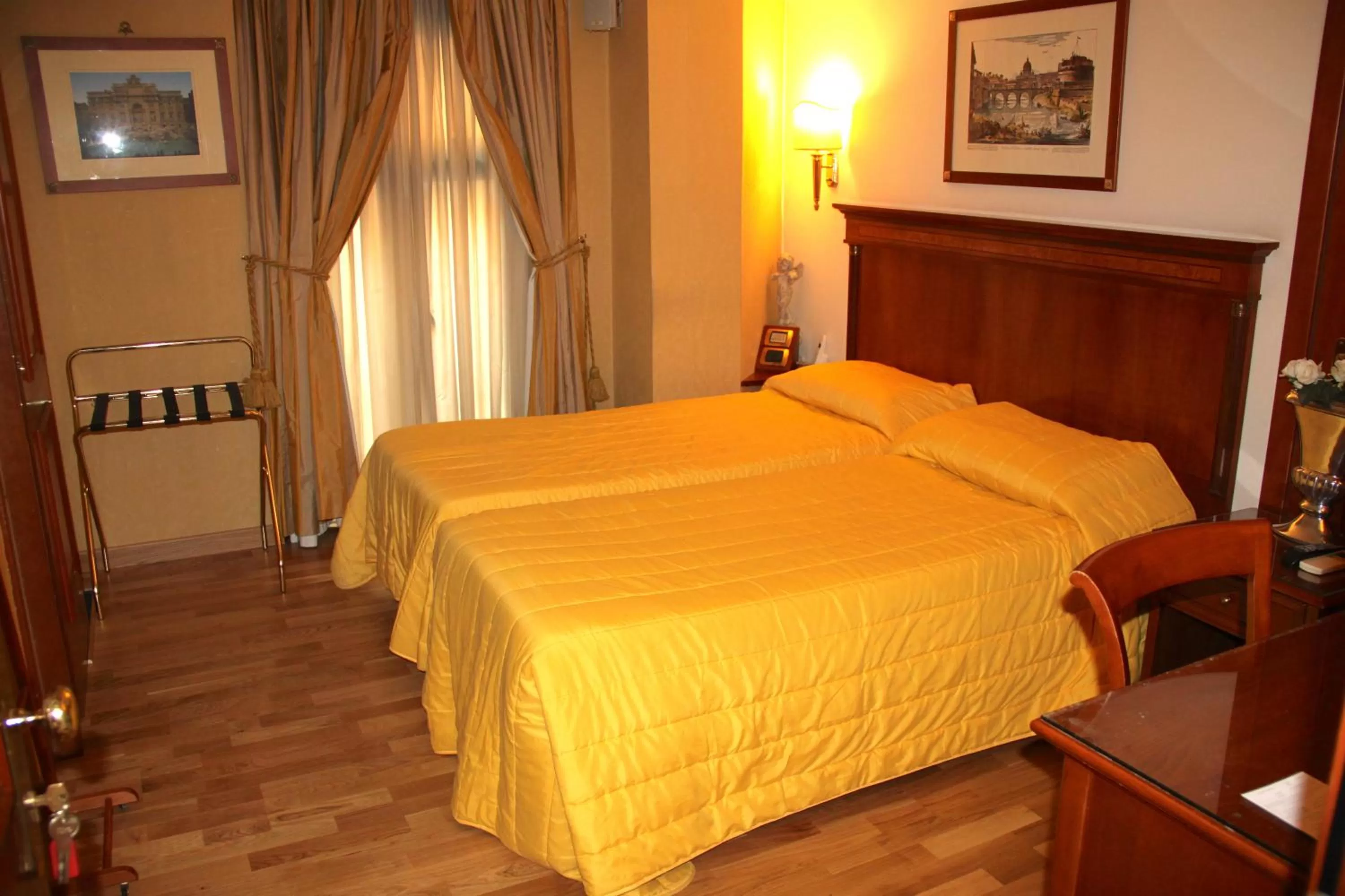 Photo of the whole room, Bed in Luxury Rooms H 2000 Roma