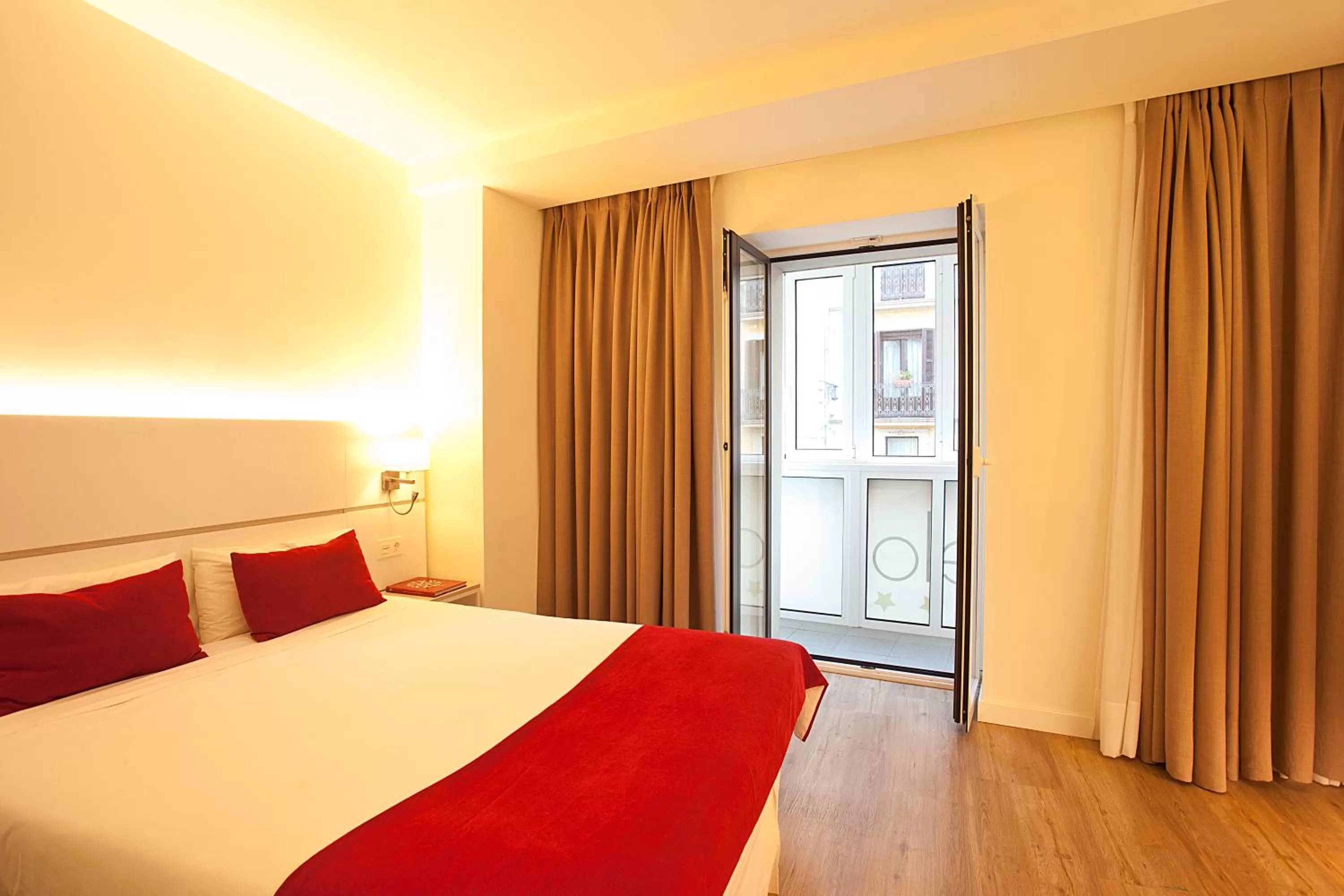 Bed in Hotel Pompaelo Plaza del Ayuntamiento & Spa