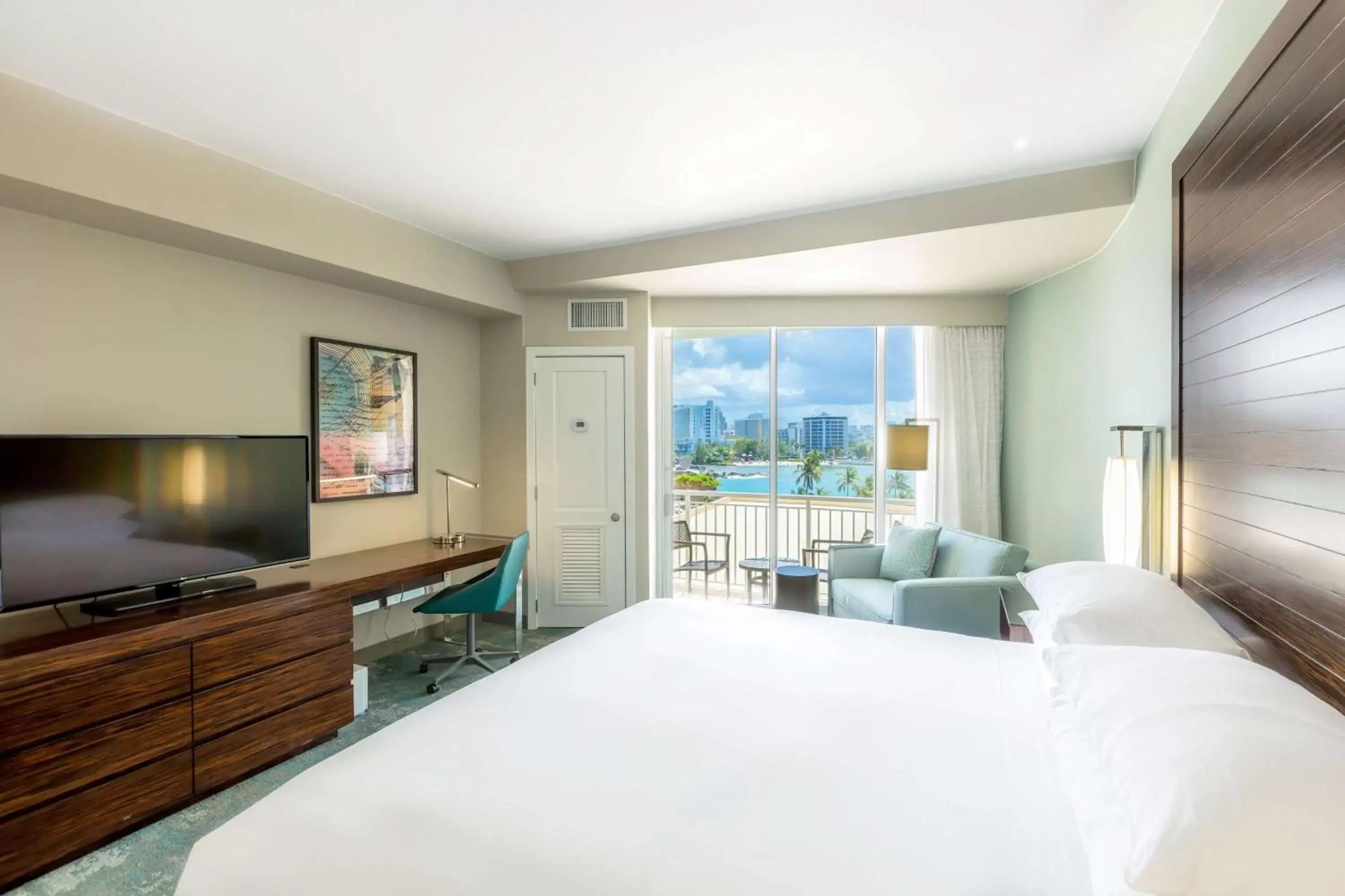 Bed, TV/Entertainment Center in Caribe Hilton