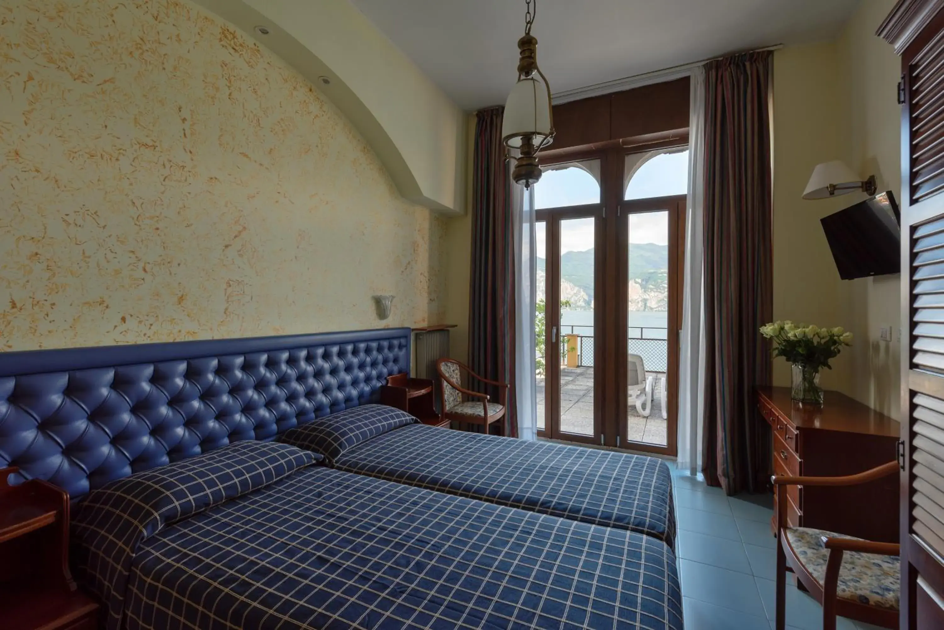 Bed in Hotel Malcesine