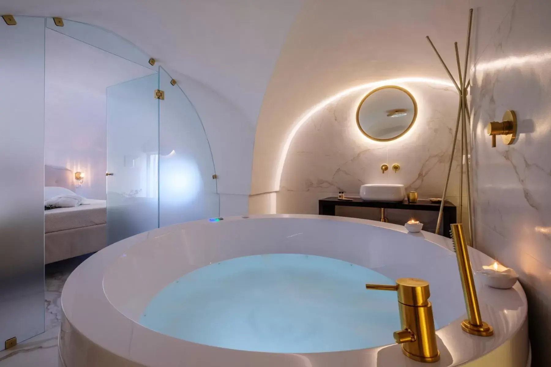 Hot Tub, Bathroom in La Bella Ostuni Suites