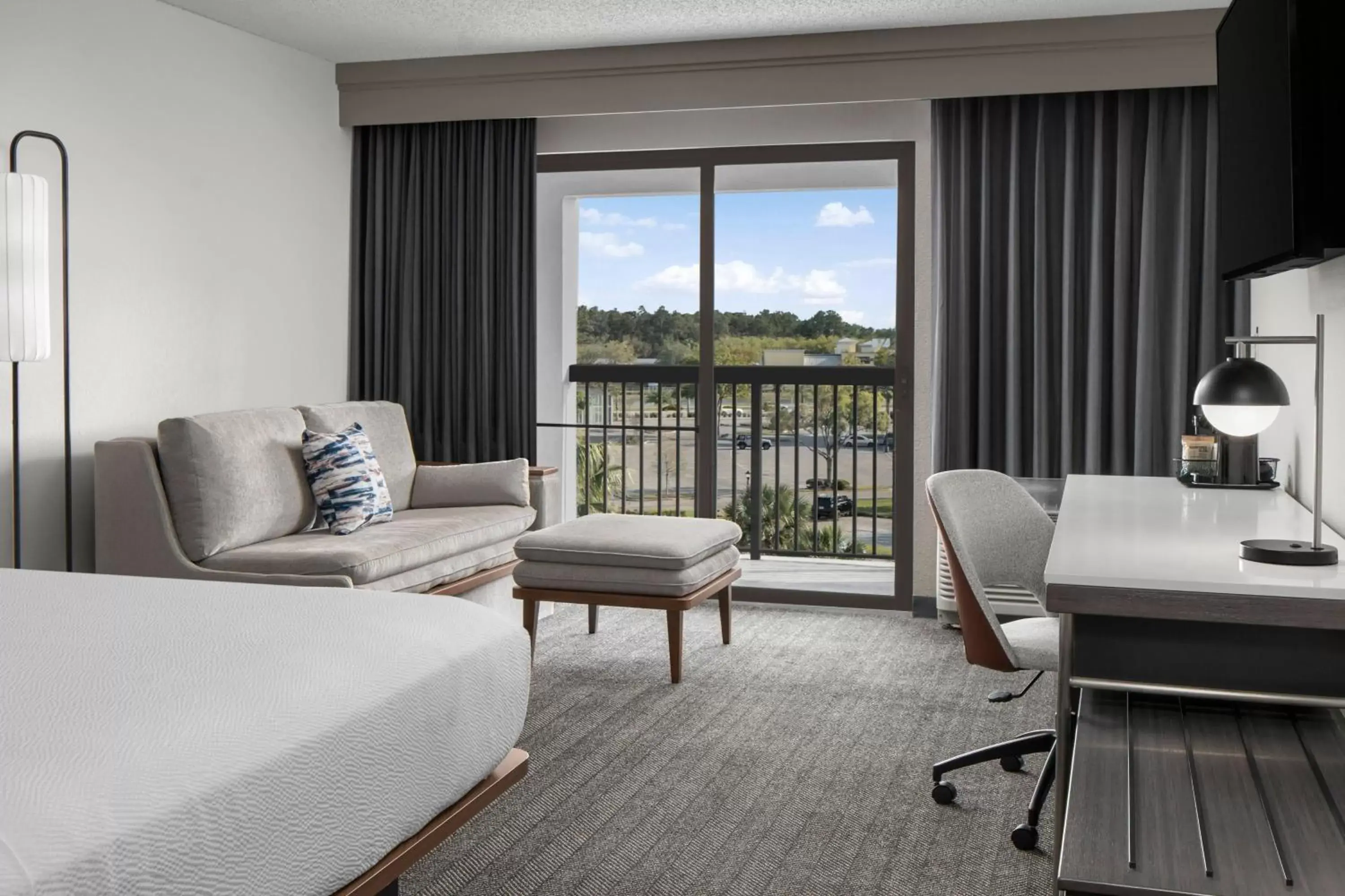 Photo of the whole room, Seating Area in Courtyard Jacksonville Butler Boulevard