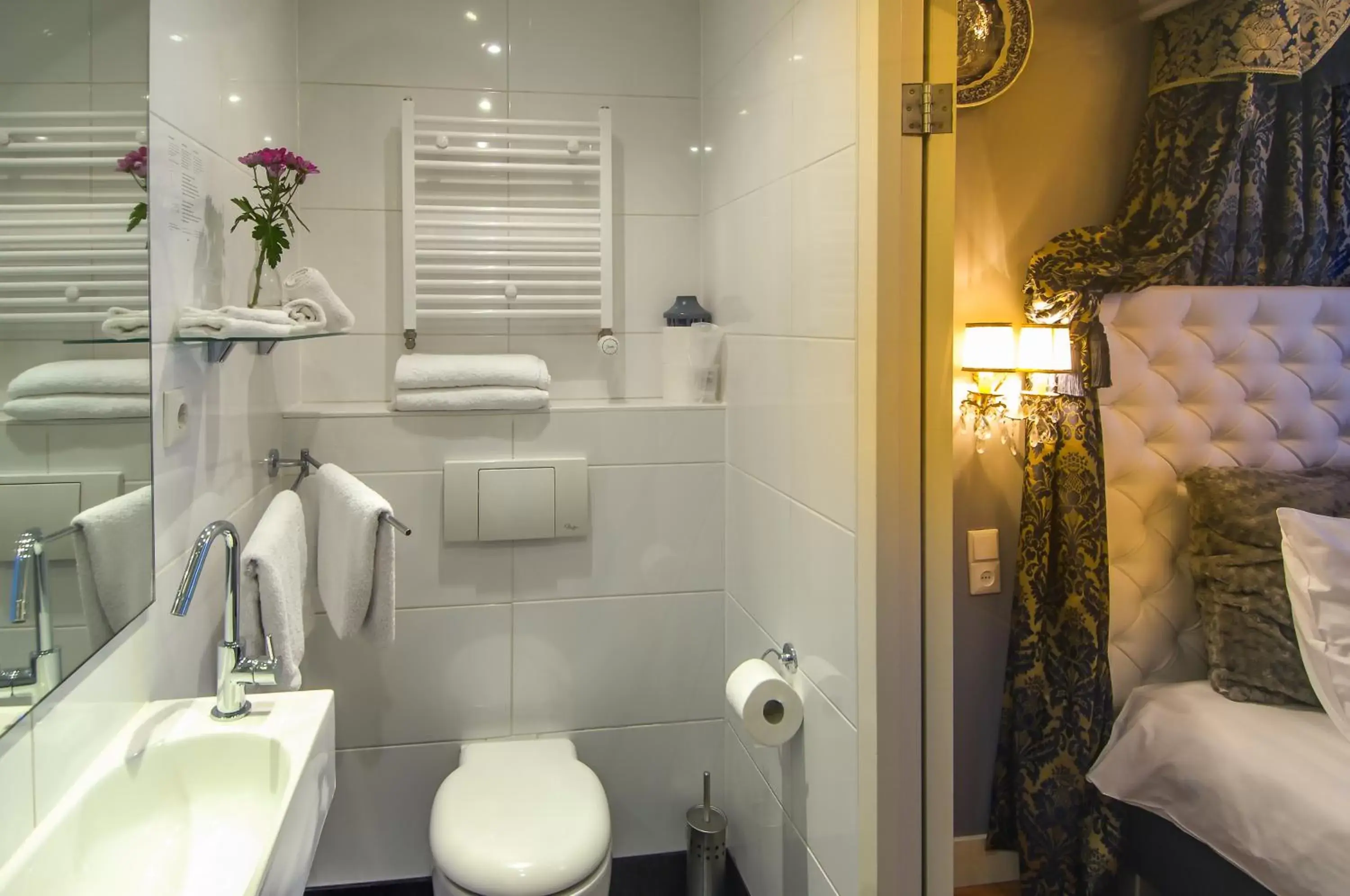 Bathroom in Huys van Leyden