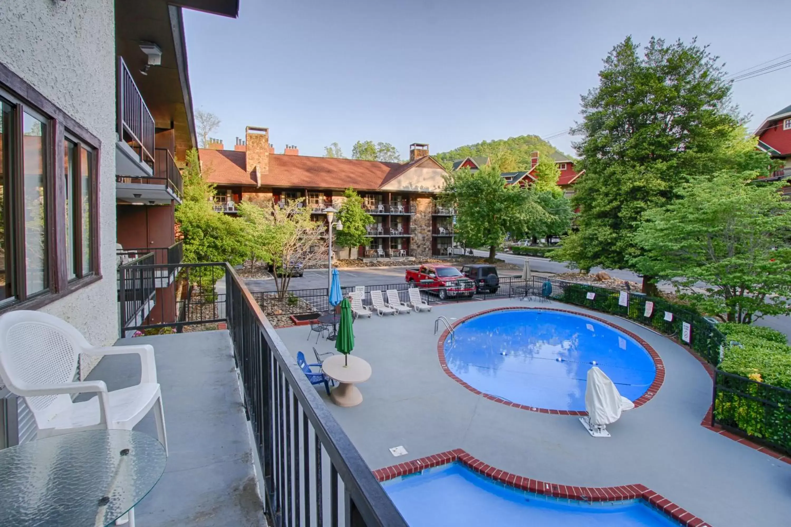 Swimming pool, Pool View in River Edge Inn