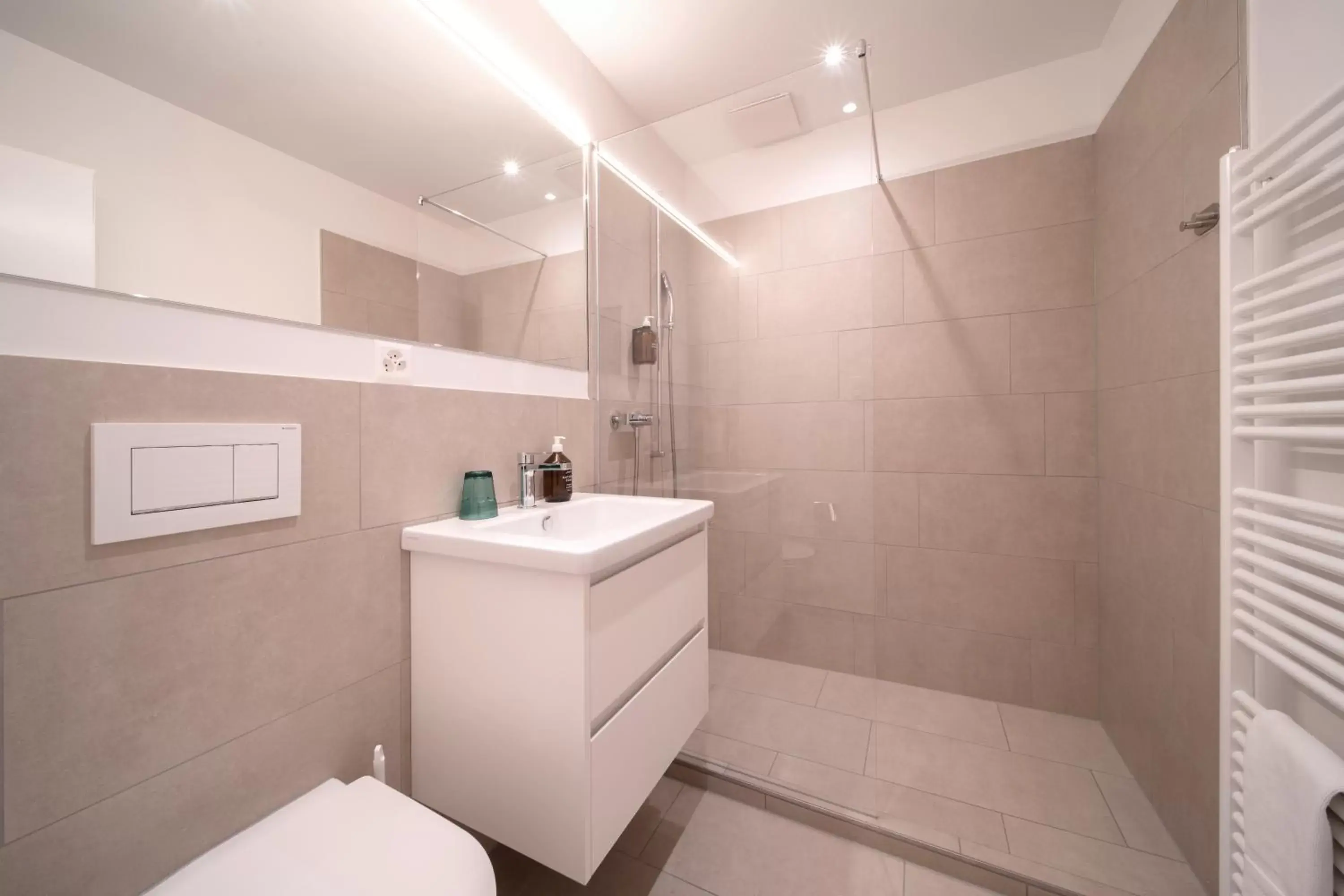 Shower, Bathroom in Hotel & Lounge by Hyve Basel SBB