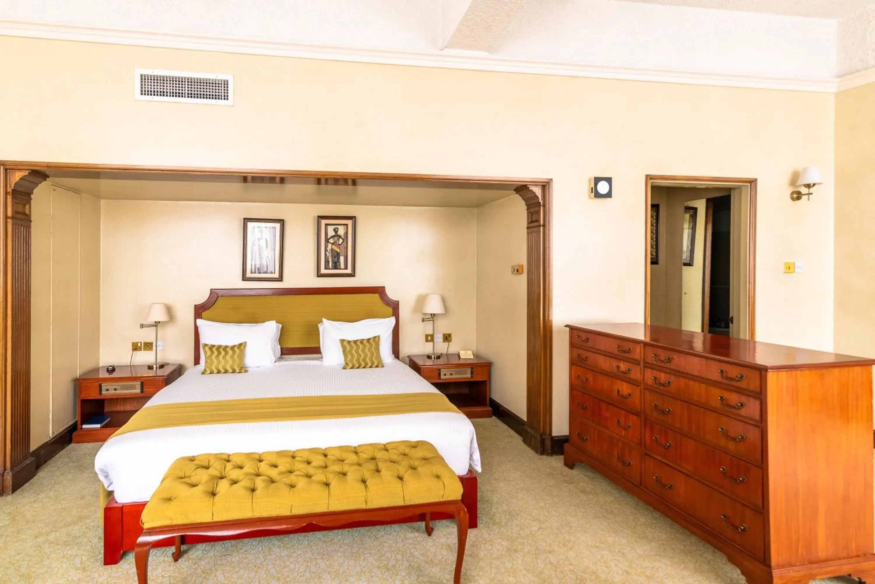 Bedroom, Bed in Nairobi Safari Club