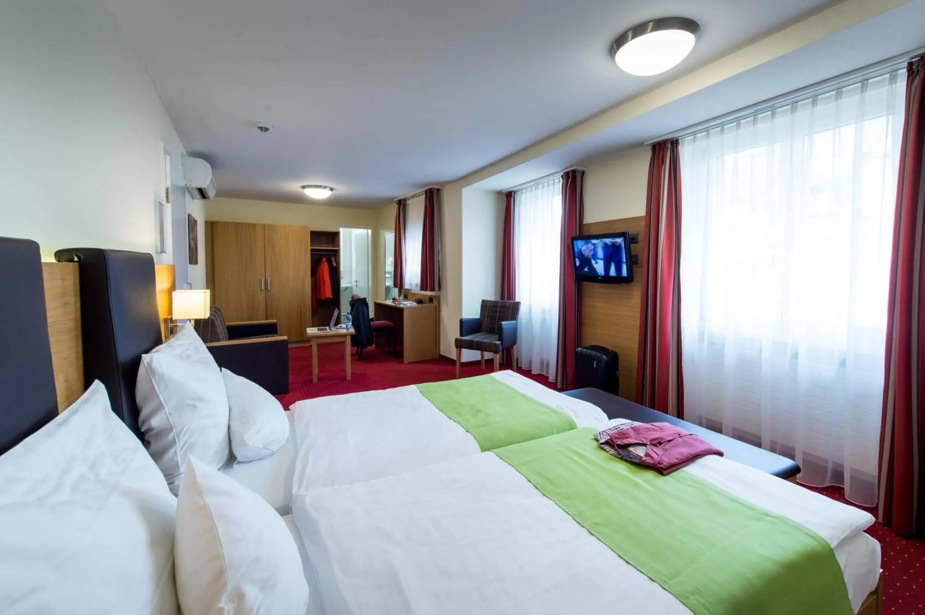 Photo of the whole room, Bed in Best Western Plus Hotel Bahnhof