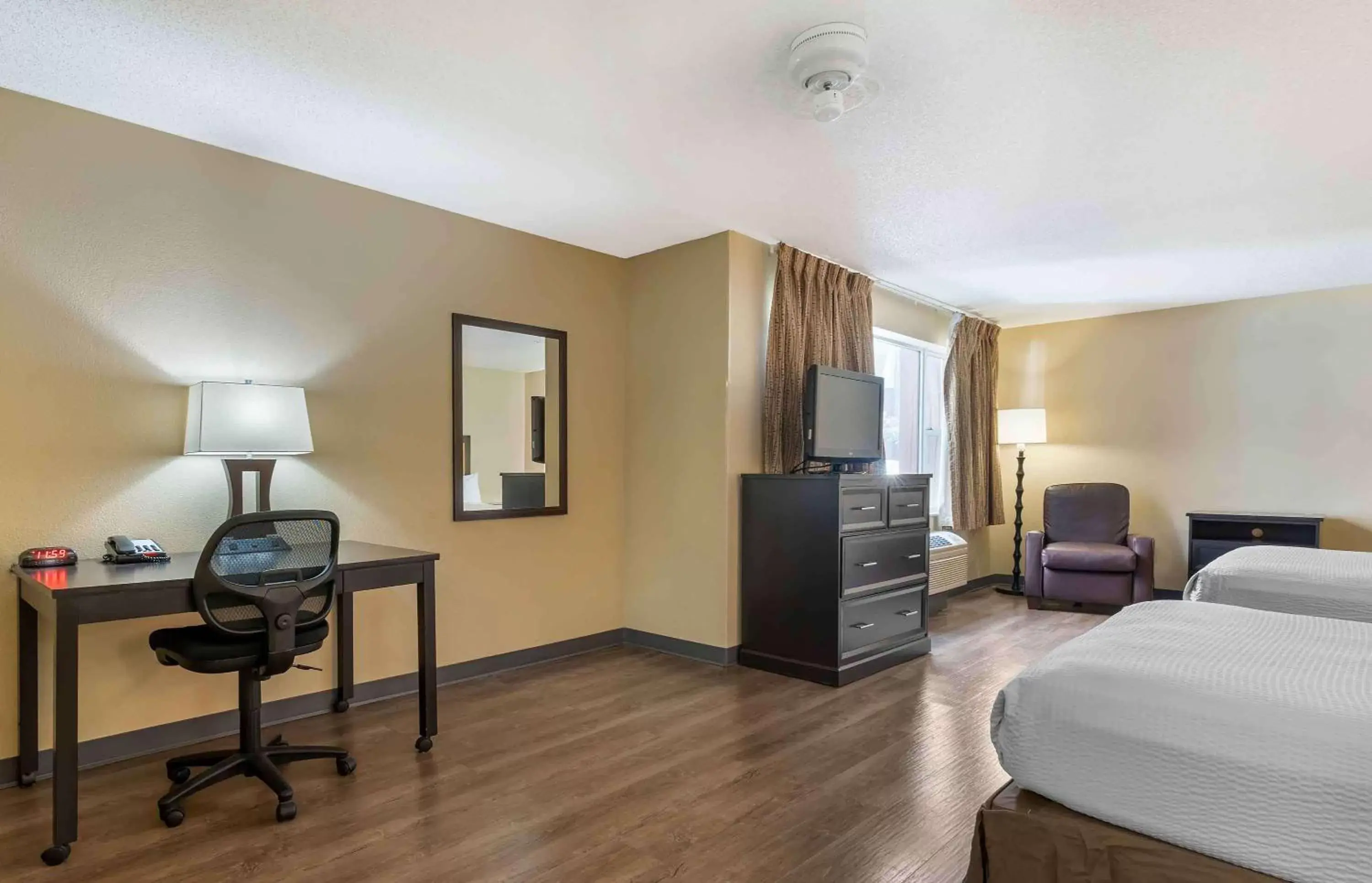 Bedroom, TV/Entertainment Center in Extended Stay America Suites - San Jose - Edenvale - North
