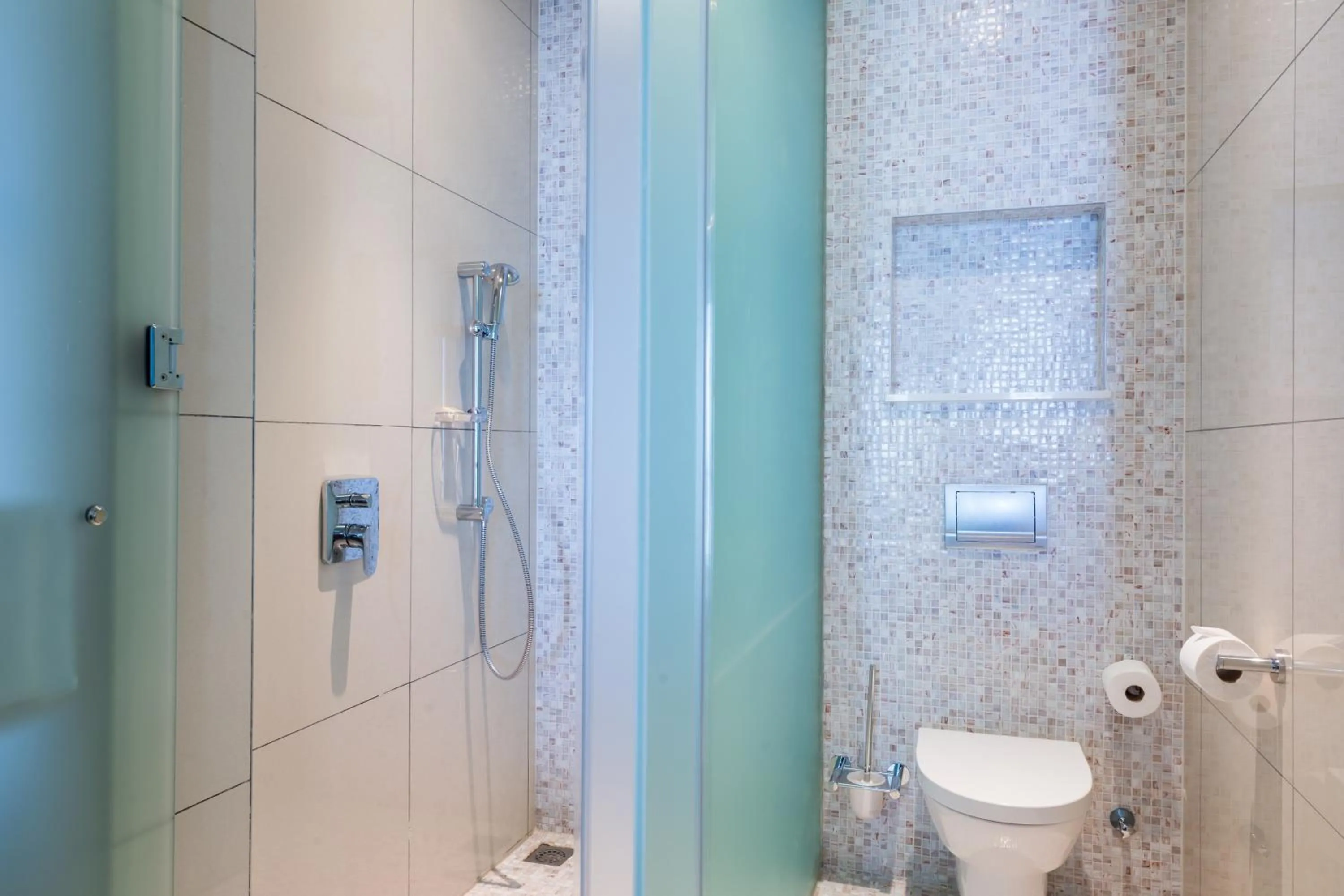Shower in Radisson Blu Hotel & Residence Maputo