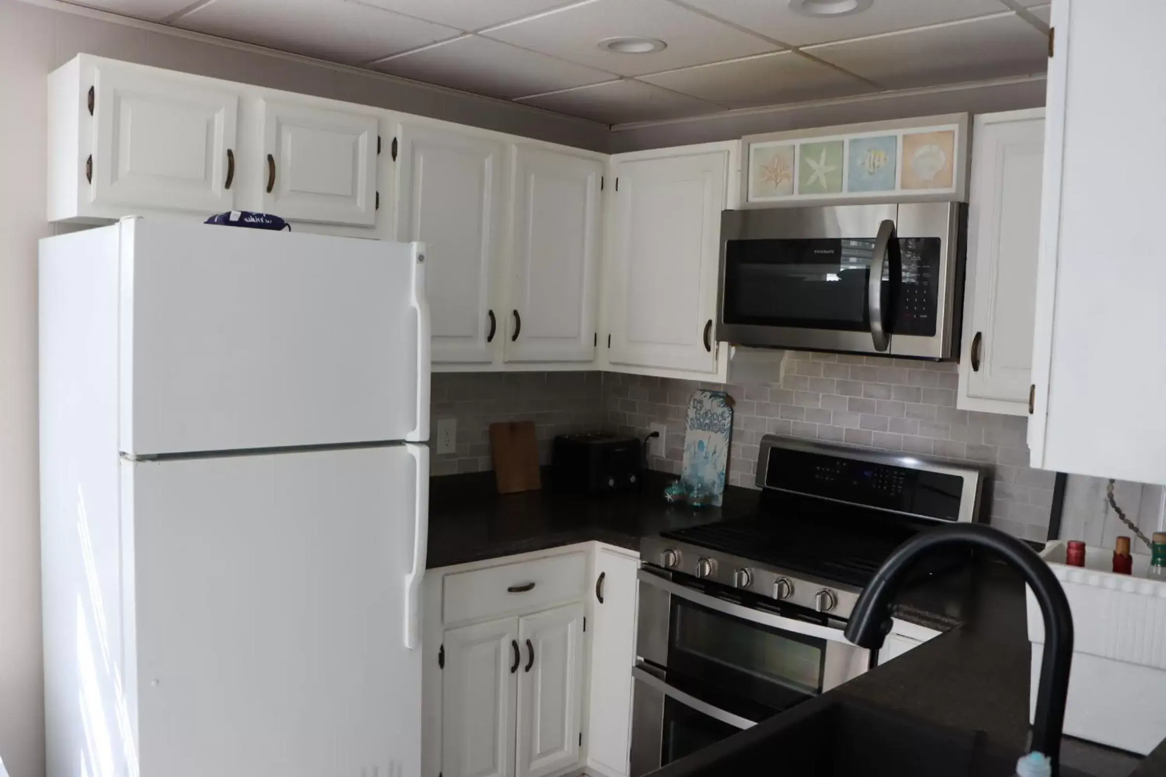 Kitchen/Kitchenette in Sea View Motel