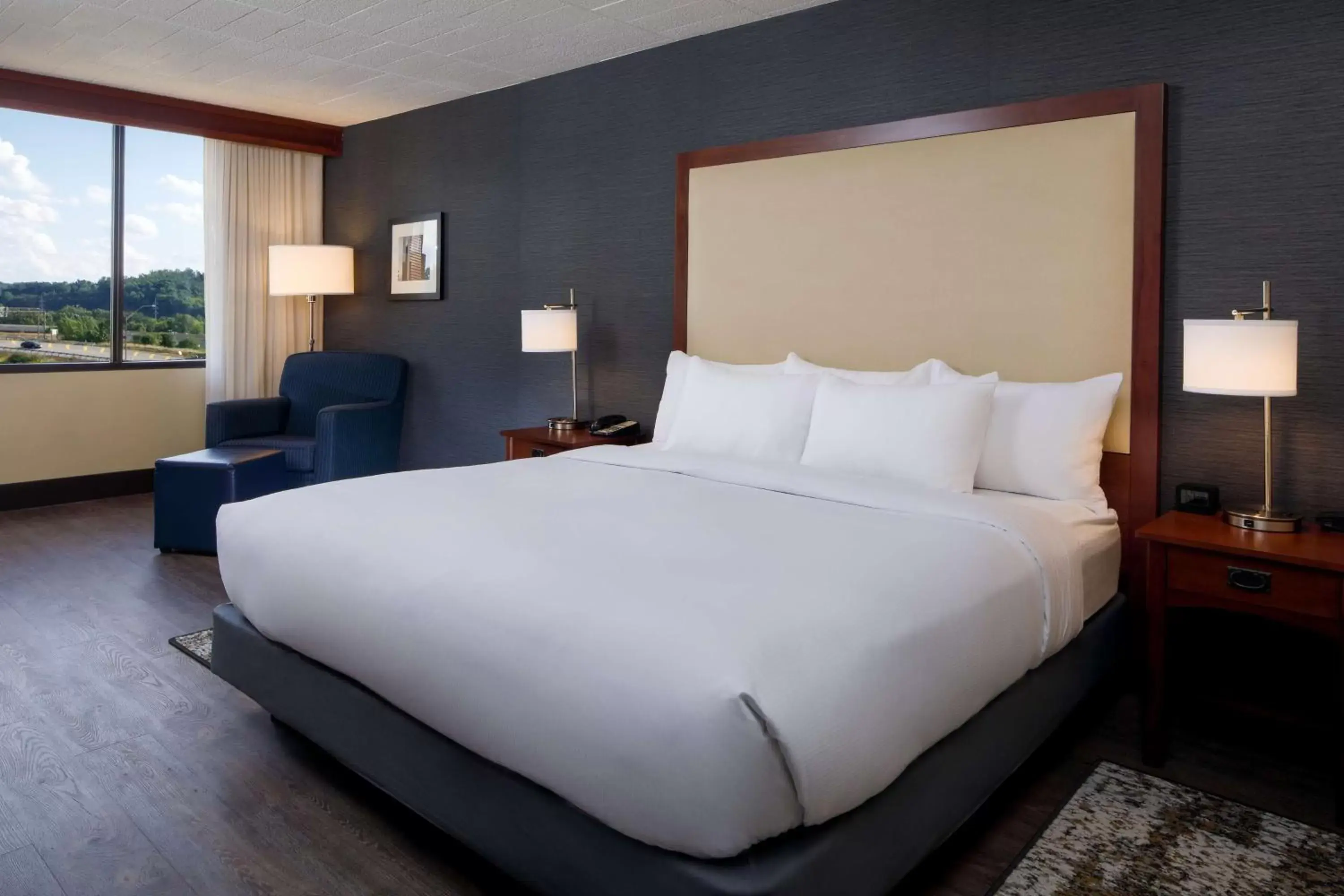 Bed in DoubleTree by Hilton Pittsburgh - Cranberry