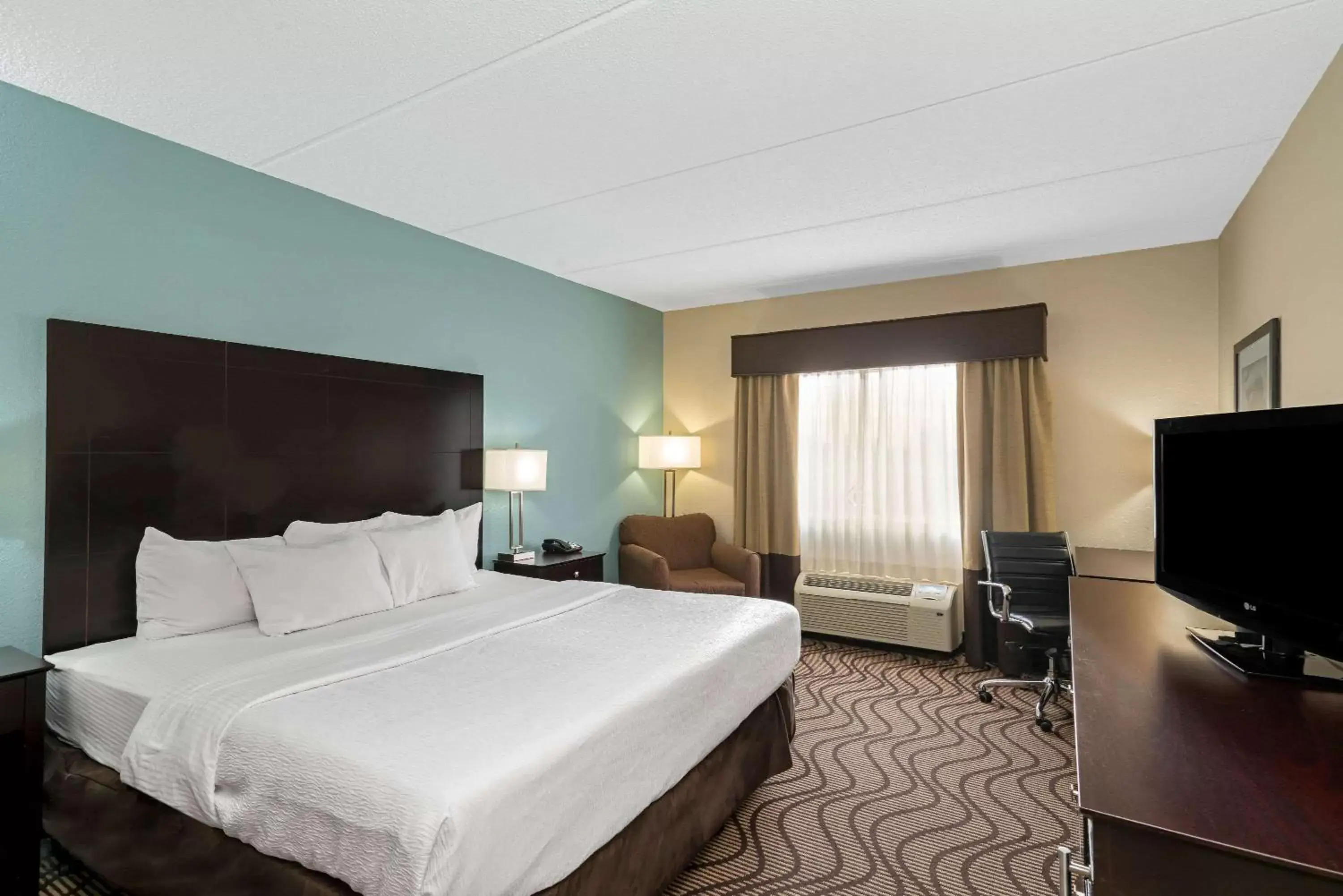 Bedroom, Bed in La Quinta by Wyndham Knoxville Airport