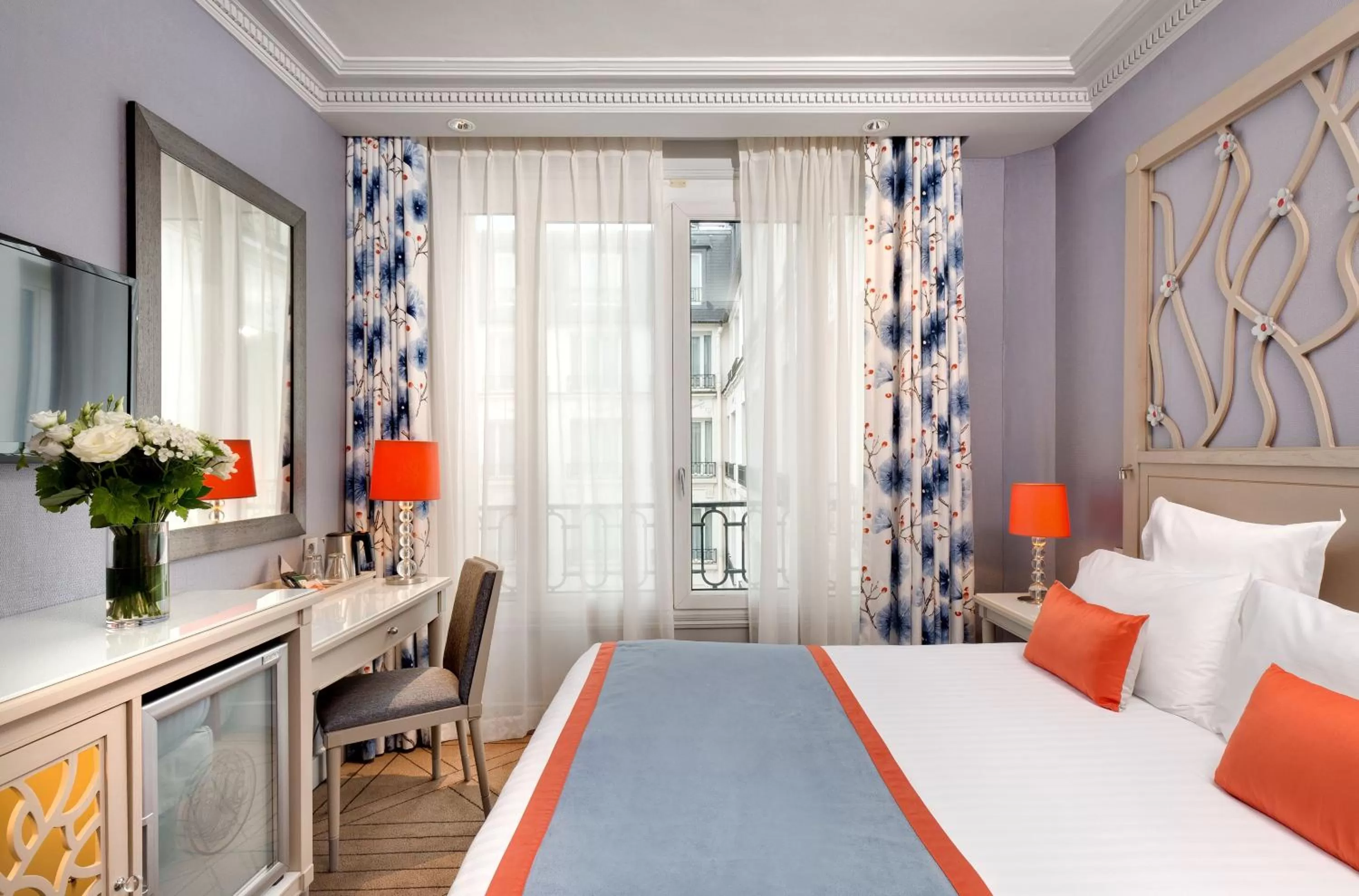 Photo of the whole room, Bed in Rochester Champs Elysees