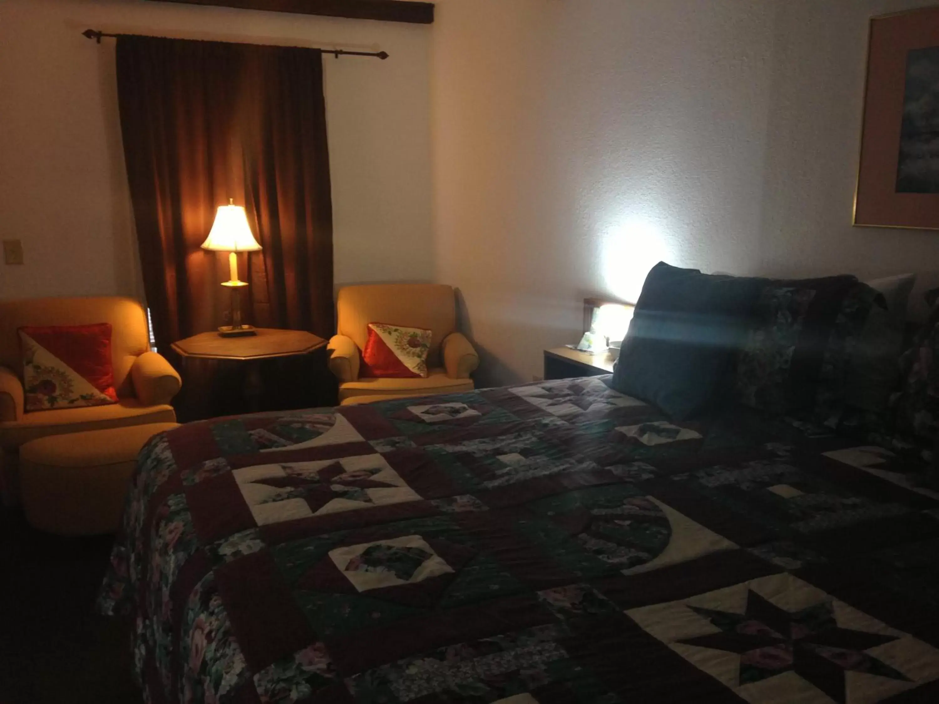 Photo of the whole room, Bed in Rustic Motel Rolla