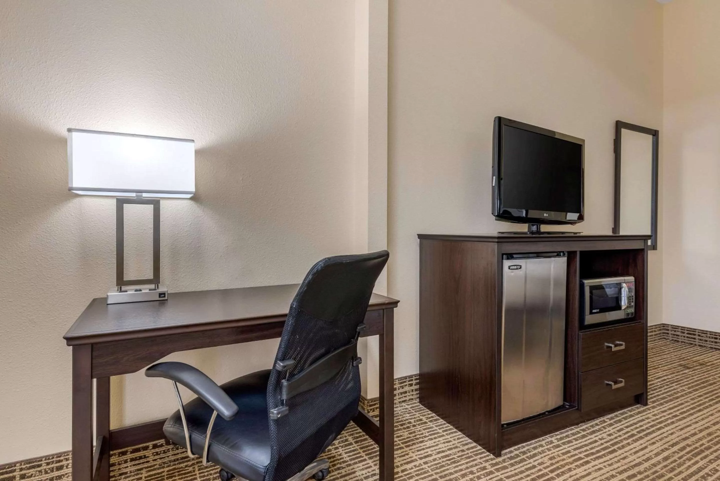 Bedroom, TV/Entertainment Center in Quality Inn Louisville